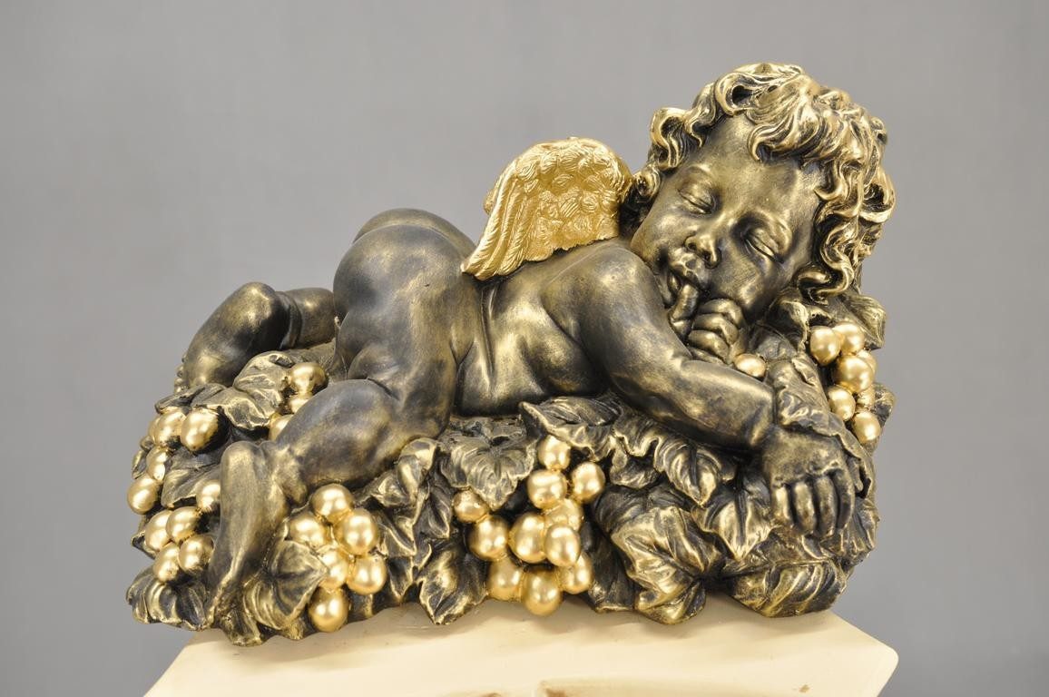JVmoebel Engelfigur Schlafende Engelsskulptur auf Efeu aus Kunststein, Made in Europa