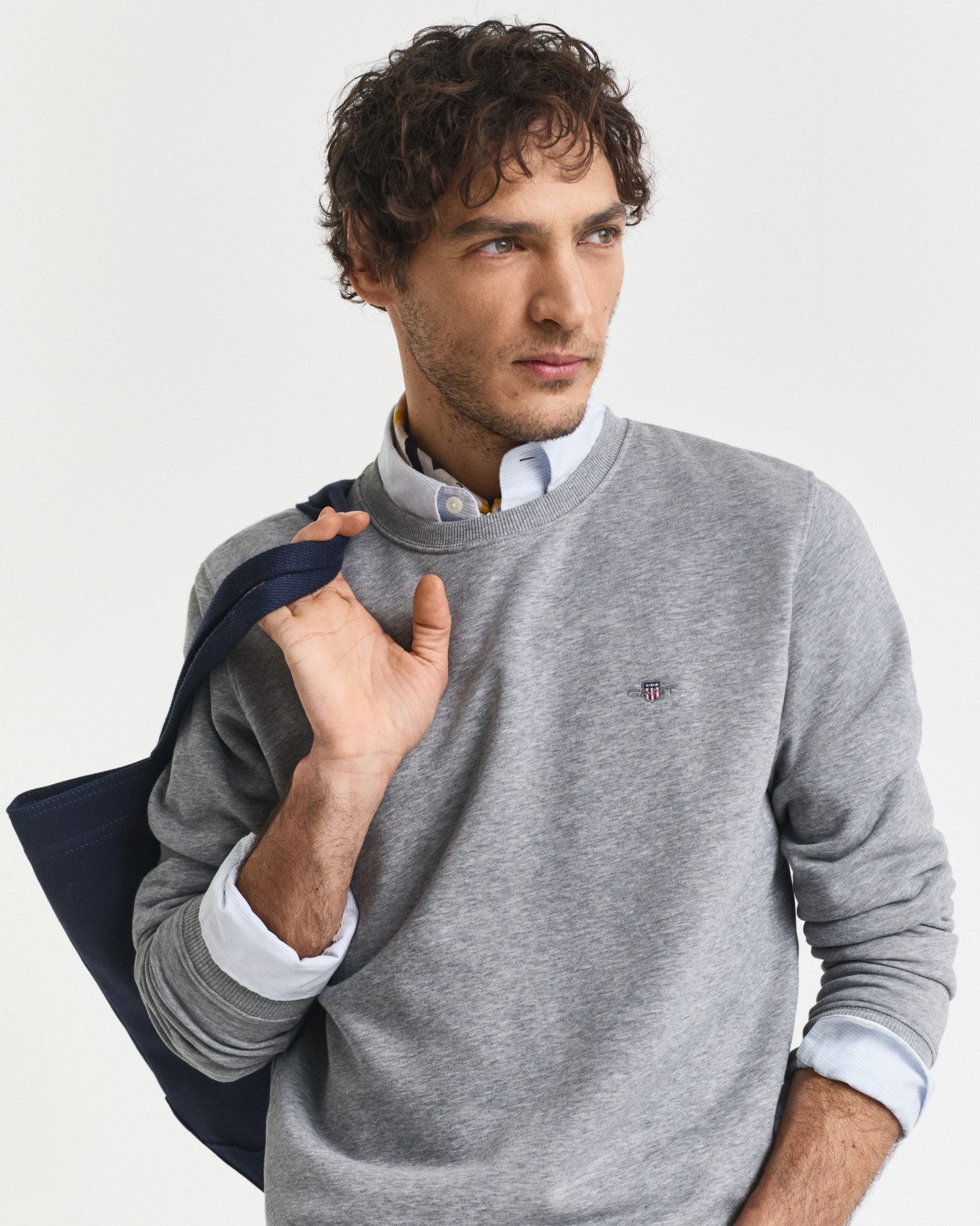 Gant Sweatshirt REG SHIELD C-NECK SWEAT mit Logostickerei auf der Brust