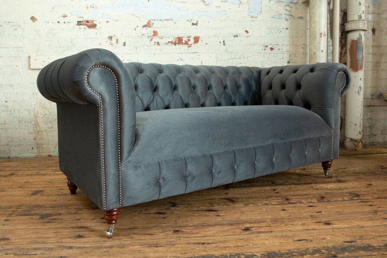 Couch Textil Die Sofa Rückenlehne Klassische JVmoebel Sitz Graue Leder Stoff, Chesterfield-Sofa Knöpfen. mit Chesterfield