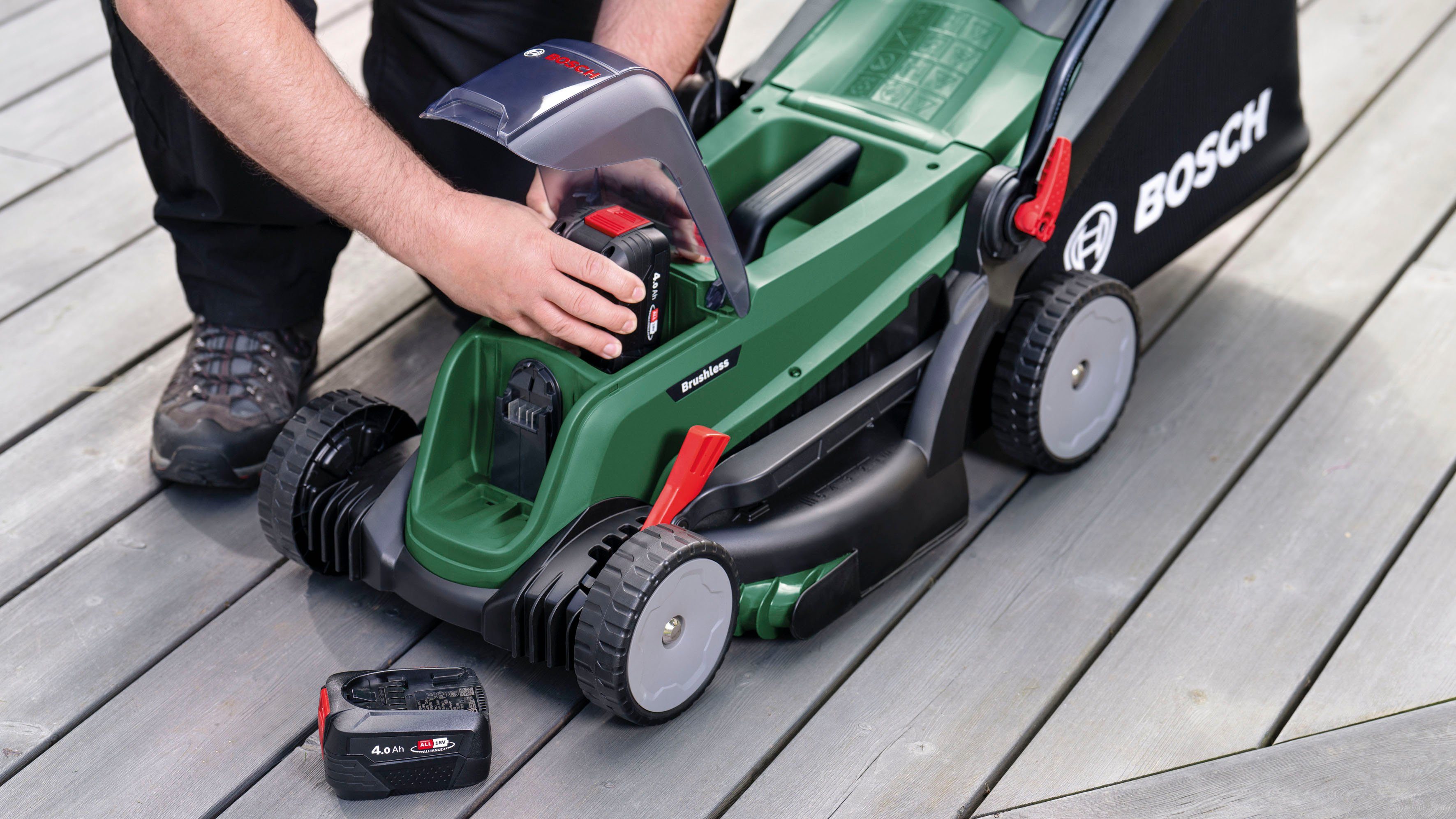 Bosch Home & Garden Akkurasenmäher UniversalRotak 2x18V-37-550, 37 cm Schnittbreite, mit 2xAkku 18V/4,0 Ah und Ladegerät