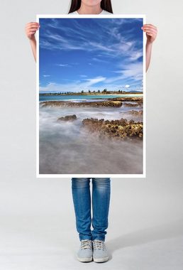 Sinus Art Poster Landschaftsfotografie 60x90cm Poster Ruhiger Strand mit Felsen