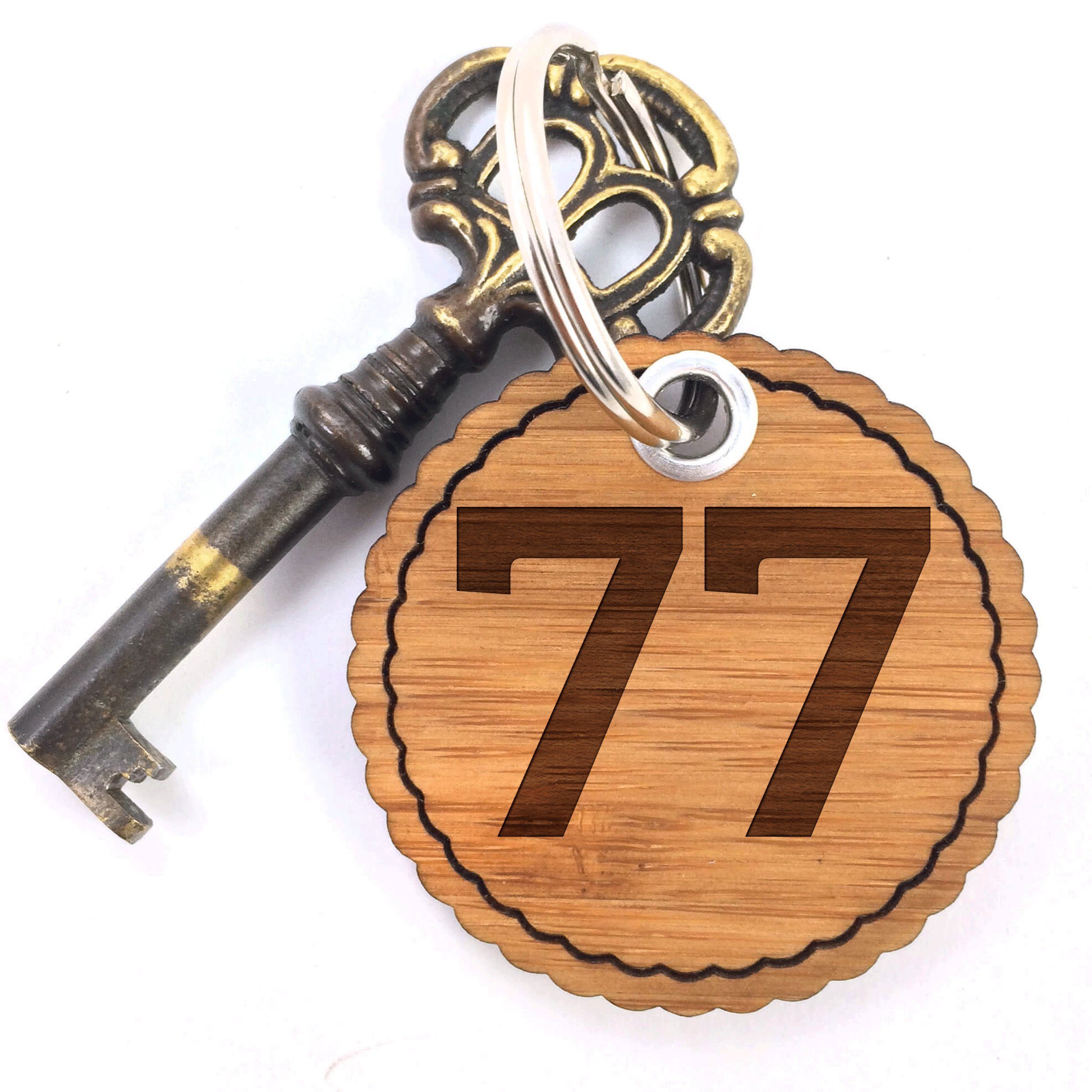 Geschenk, 77, Hotel, Schlüsselanhänger, Schlüsselband, Schlüsselanhänger Zahl Glüc - Mrs. & Panda Mr. 77 (1-tlg)
