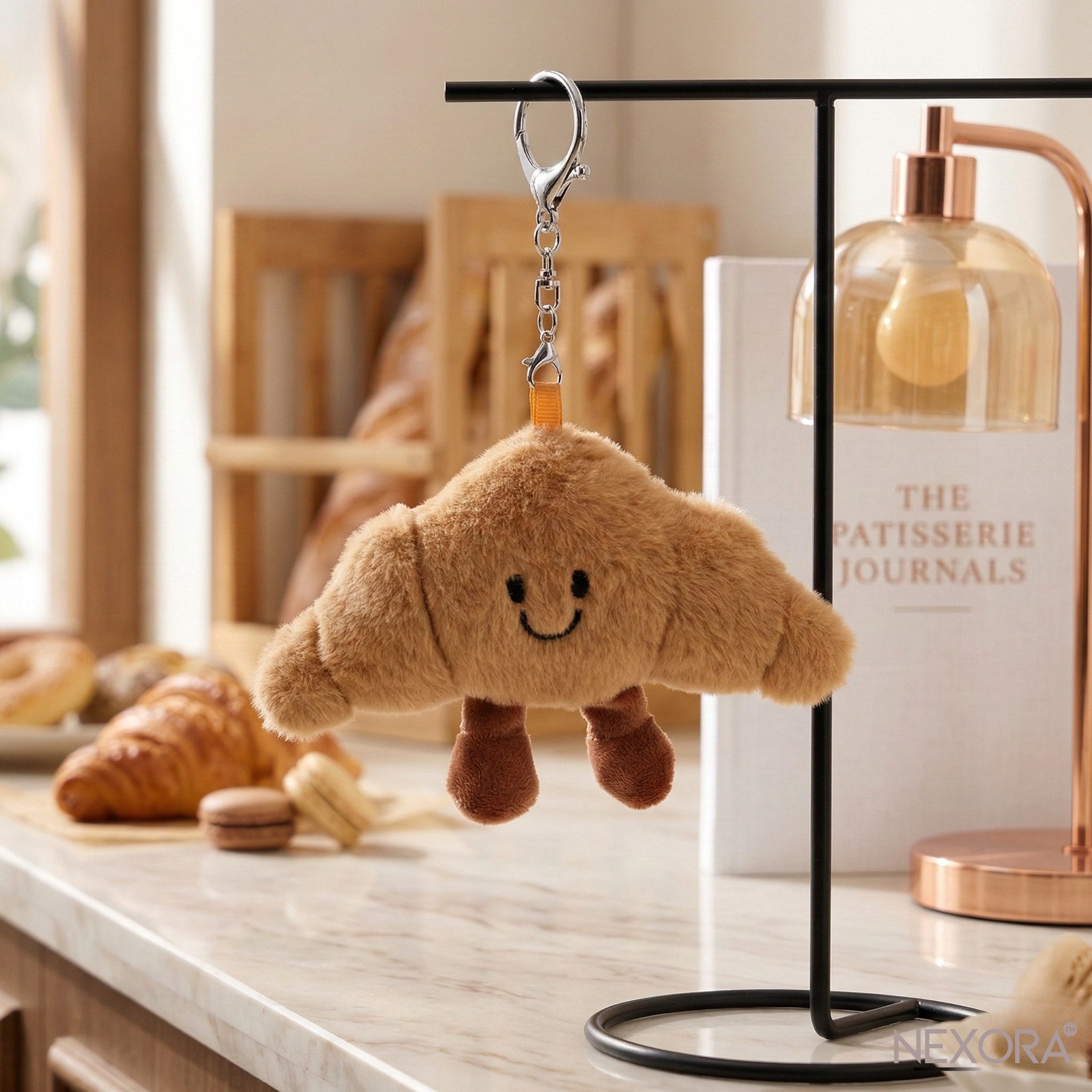 NEXORA Schlüsselanhänger Croissant Plüsch Schlüsselanhänger – Kawaii Anhänger für Tasche (Komplett-Set), niedlicher Schlüsselanhänger im Croissant Design