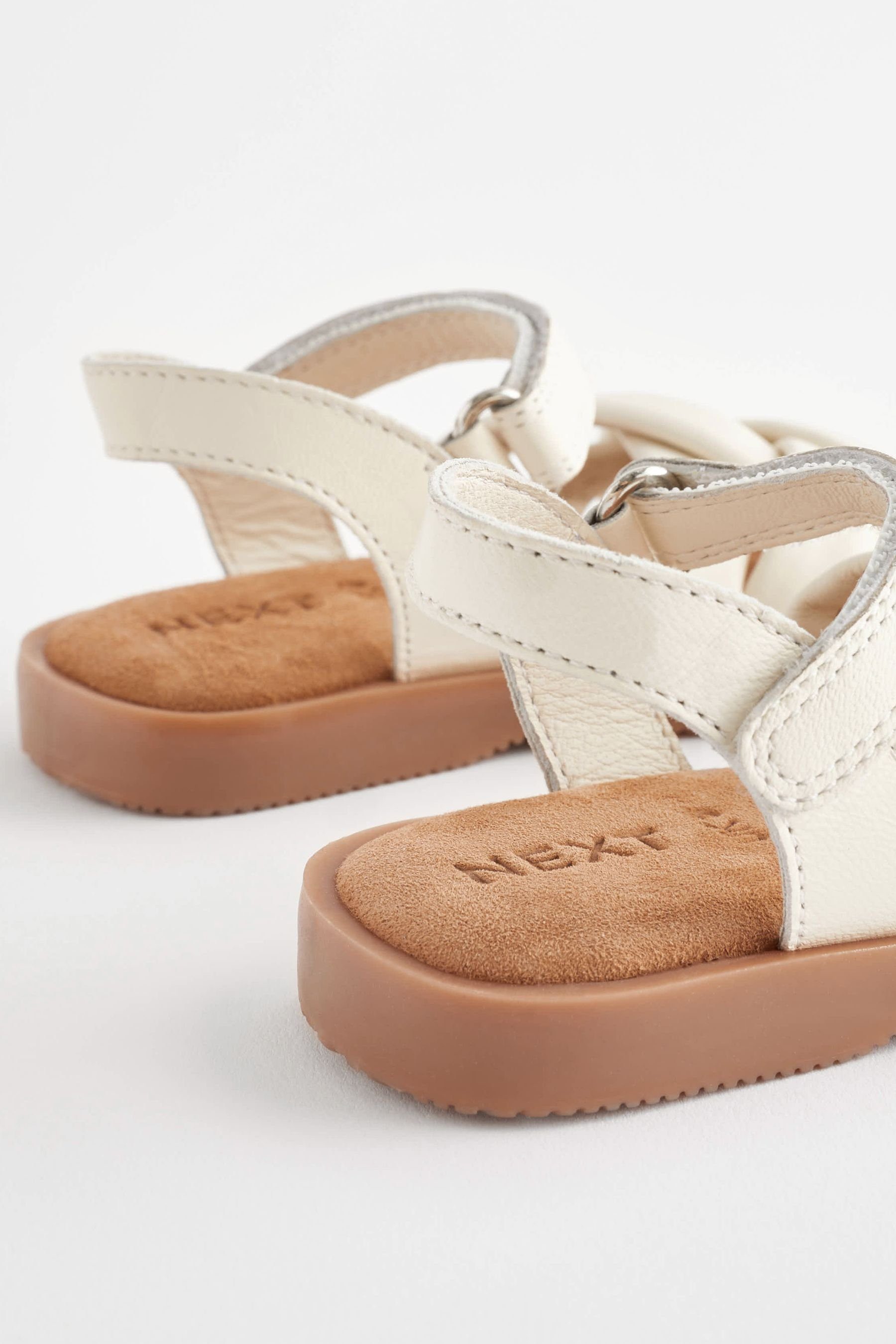 Next Ledersandalen im Webdesign Sandale (1-tlg)