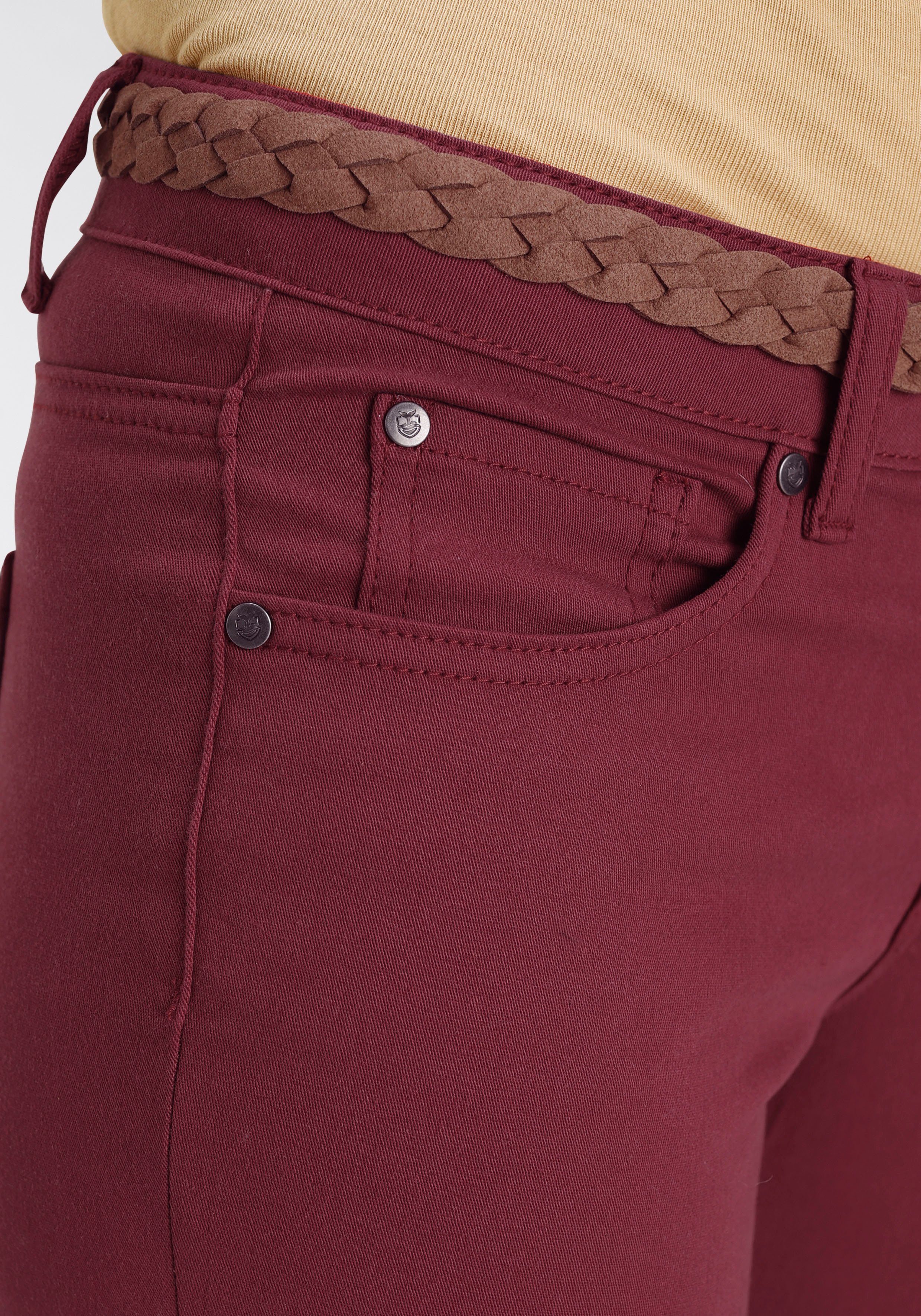 2-tlg., Flechtgürtel Gürtel) mit Slim-fit-Jeans bordeaux modischem ---NEUE (Set, MARKE! DELMAO mit