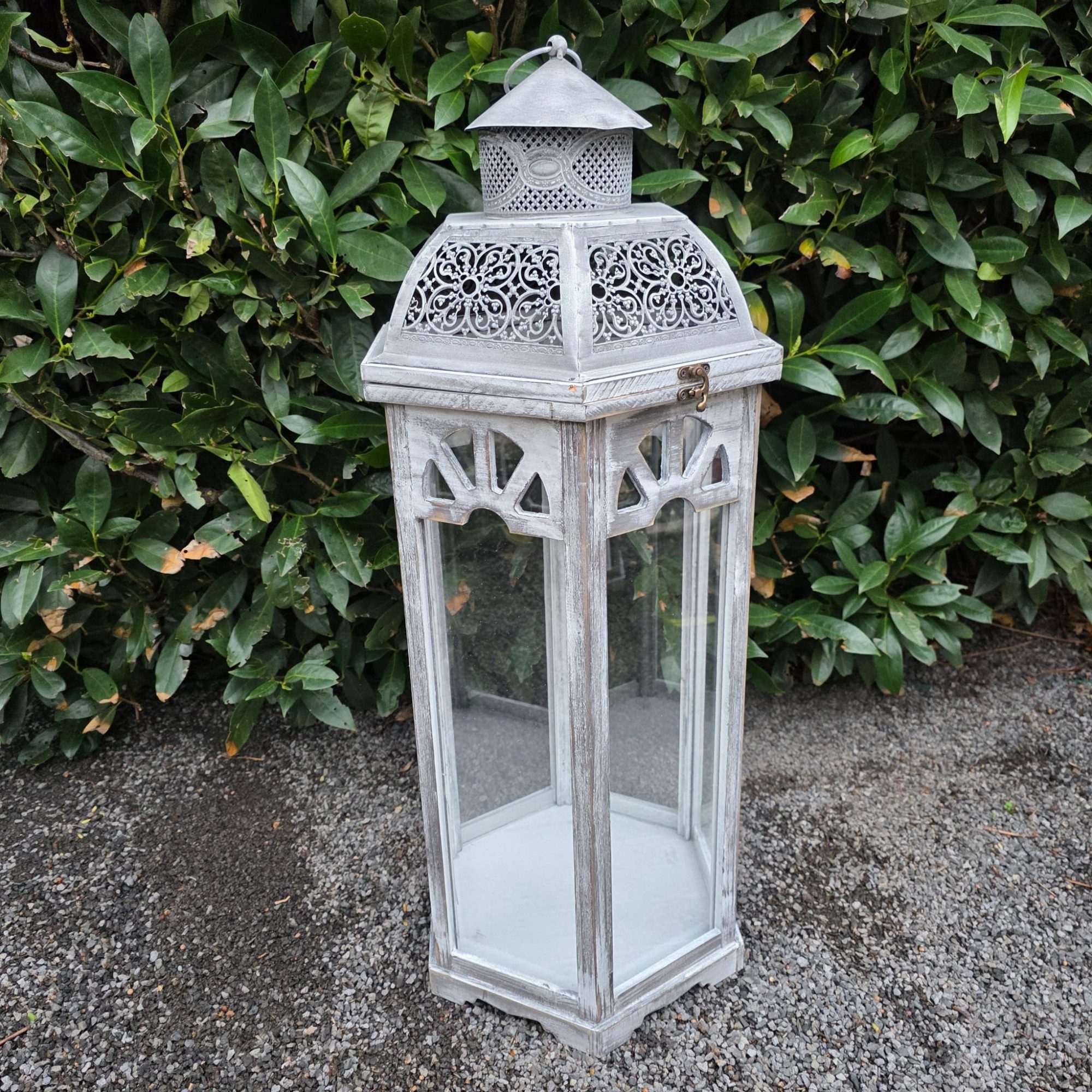 Aspinaworld Gartenfigur Holzlaterne sechseckig grau 80 cm – für Freifläche oder Gartenweg