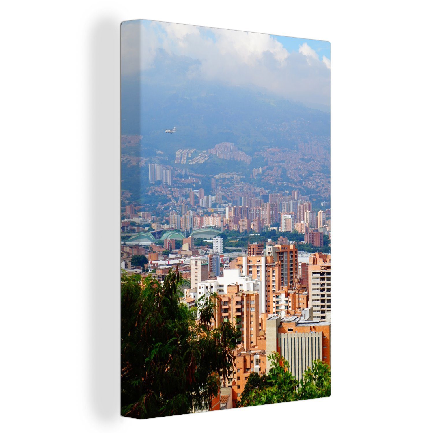 inkl. 20x30 fertig das bis kolumbianische cm erstreckt, (1 hinauf OneMillionCanvasses® zum Berg Das sich Medellín, Zackenaufhänger, Leinwandbild Gemälde, bespannt Leinwandbild St),