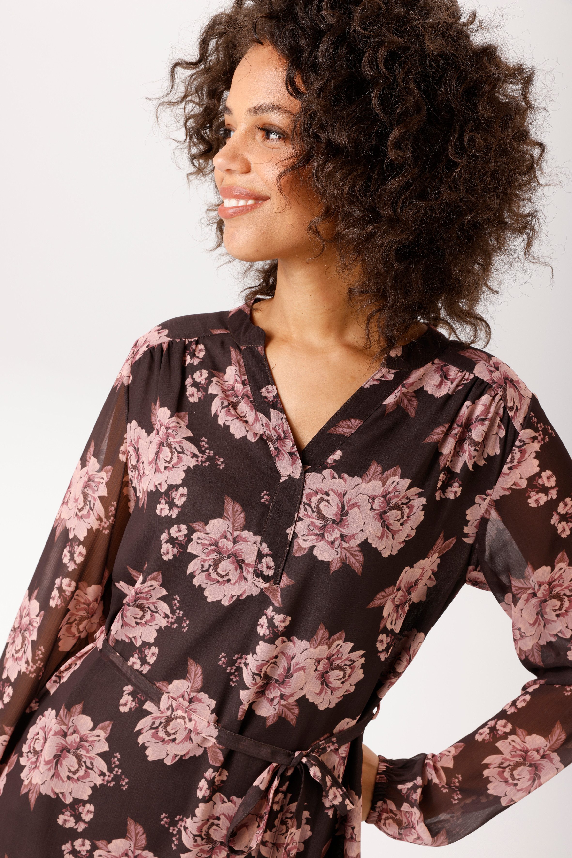 Aniston CASUAL Tunikakleid (mit abnehmbarem Bindegürtel) mit romantischen Rosen bedruckt - NEUE KOLLEKTION