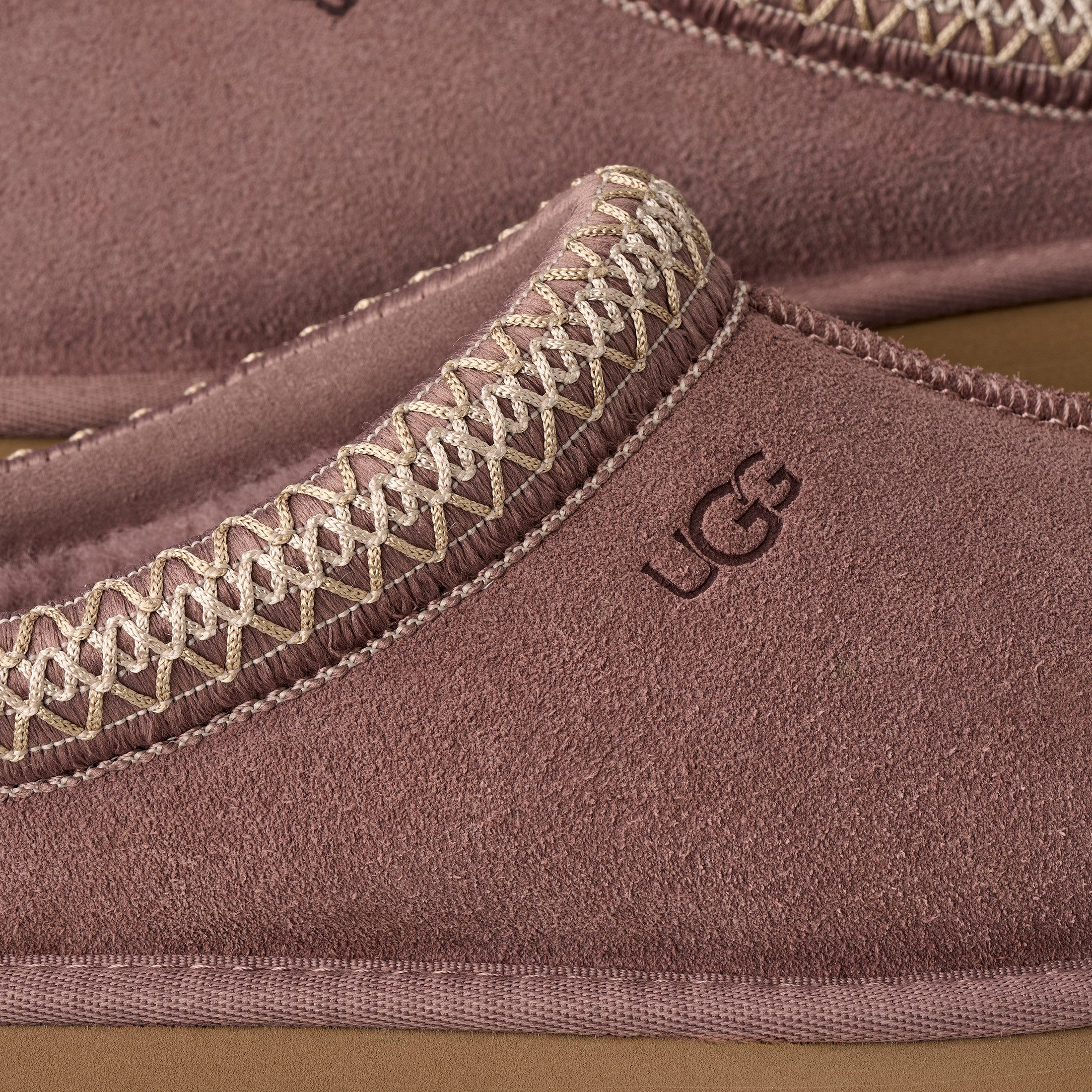 UGG W TAZZ II Slipper Pantoffel, Schlupfschuh, Mule mit Textilborde im Ethno-Look