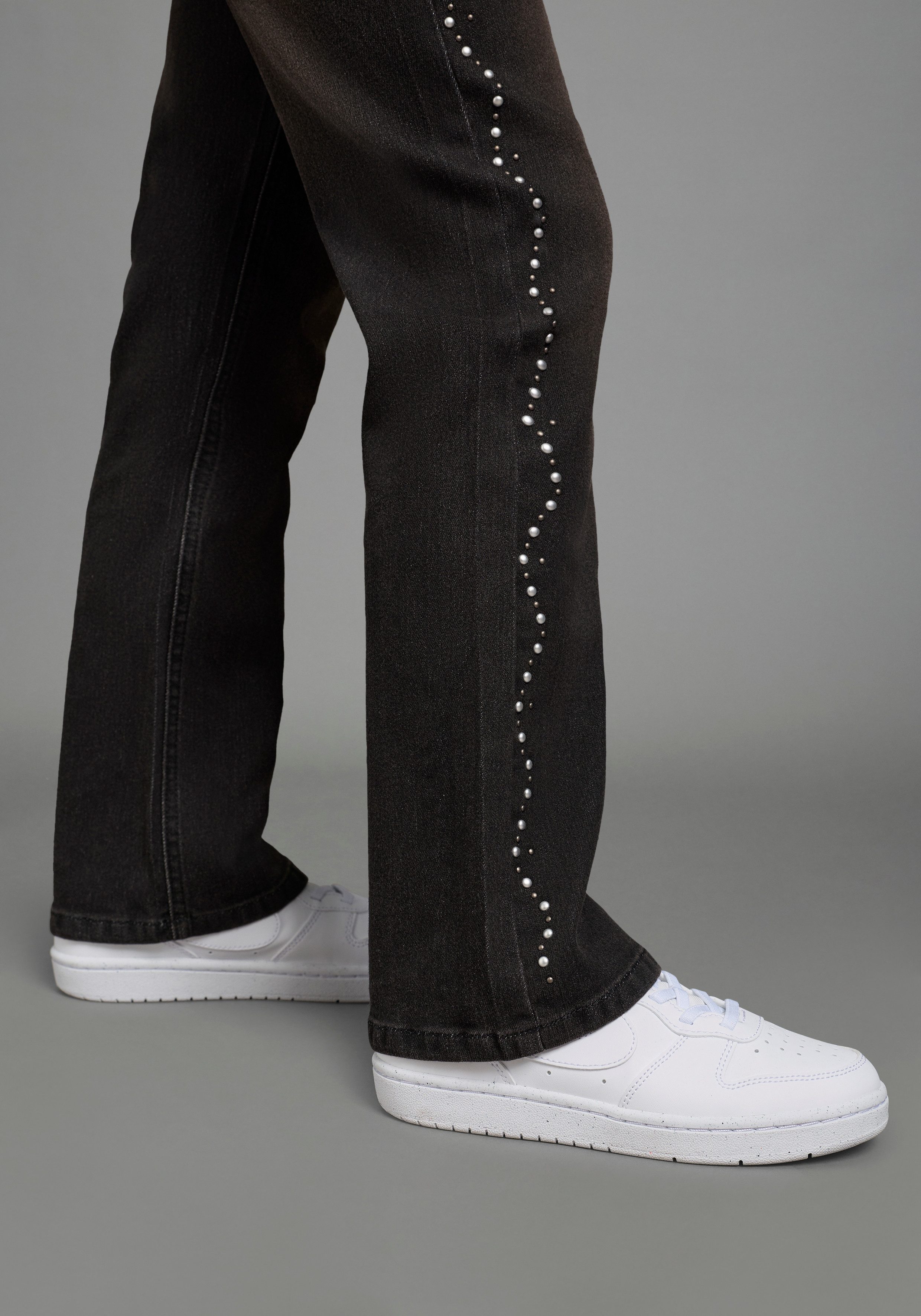 Bruno Banani Bootcut-Jeans Stretchjeans mit Nieten Bootcut Fit, mit Glitzersteinen, mit Abriebeffekten, mit Coinpocket