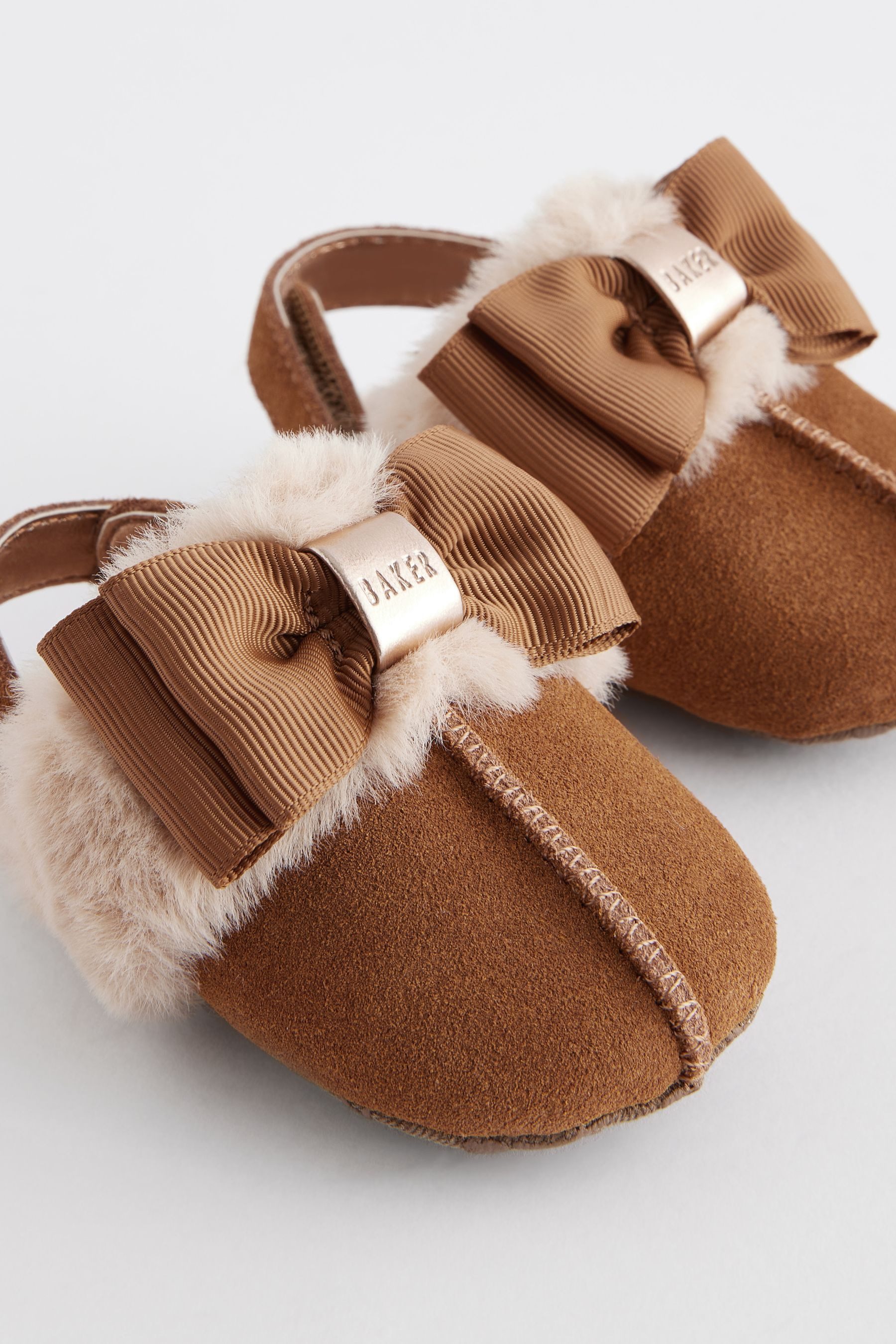 Baker by Ted Baker Baker by Ted Baker Kunstfell-Babschuhe für Mädchen Pantolette (1-tlg)