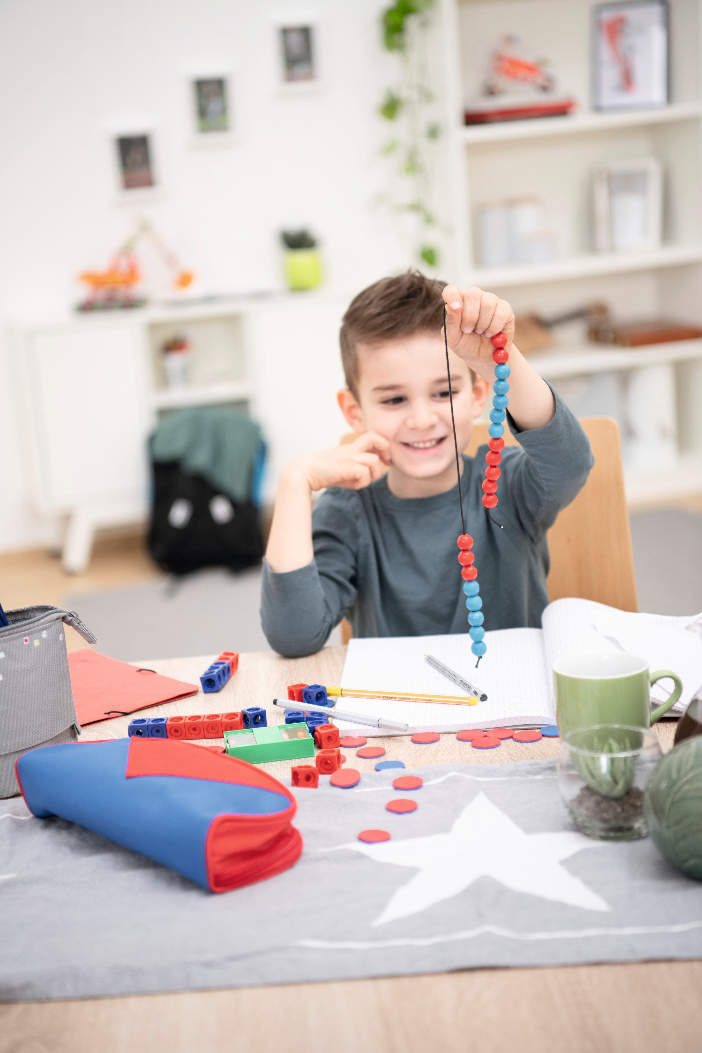 Betzold Lernspielzeug Schüler-Rechen-Set im Mäppchen – Mathematik Lernset Kinder – Bild 5 von 5