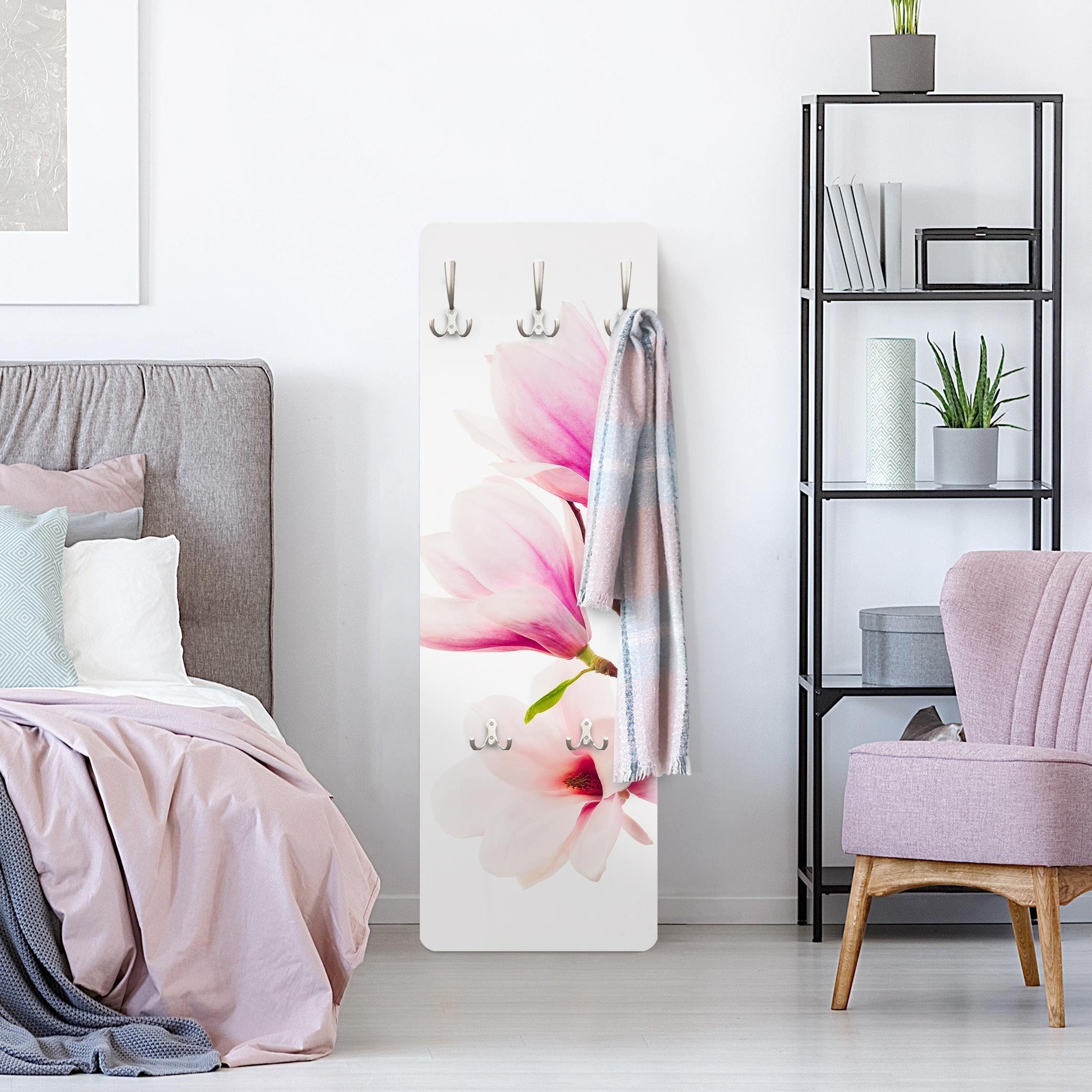 Bilderdepot24 Garderobenpaneel rosa Blumen Floral Zarter Magnolienzweig Design (ausgefallenes Flur Wandpaneel mit Garderobenhaken Kleiderhaken hängend), moderne Wandgarderobe - Flurgarderobe im schmalen Hakenpaneel Design