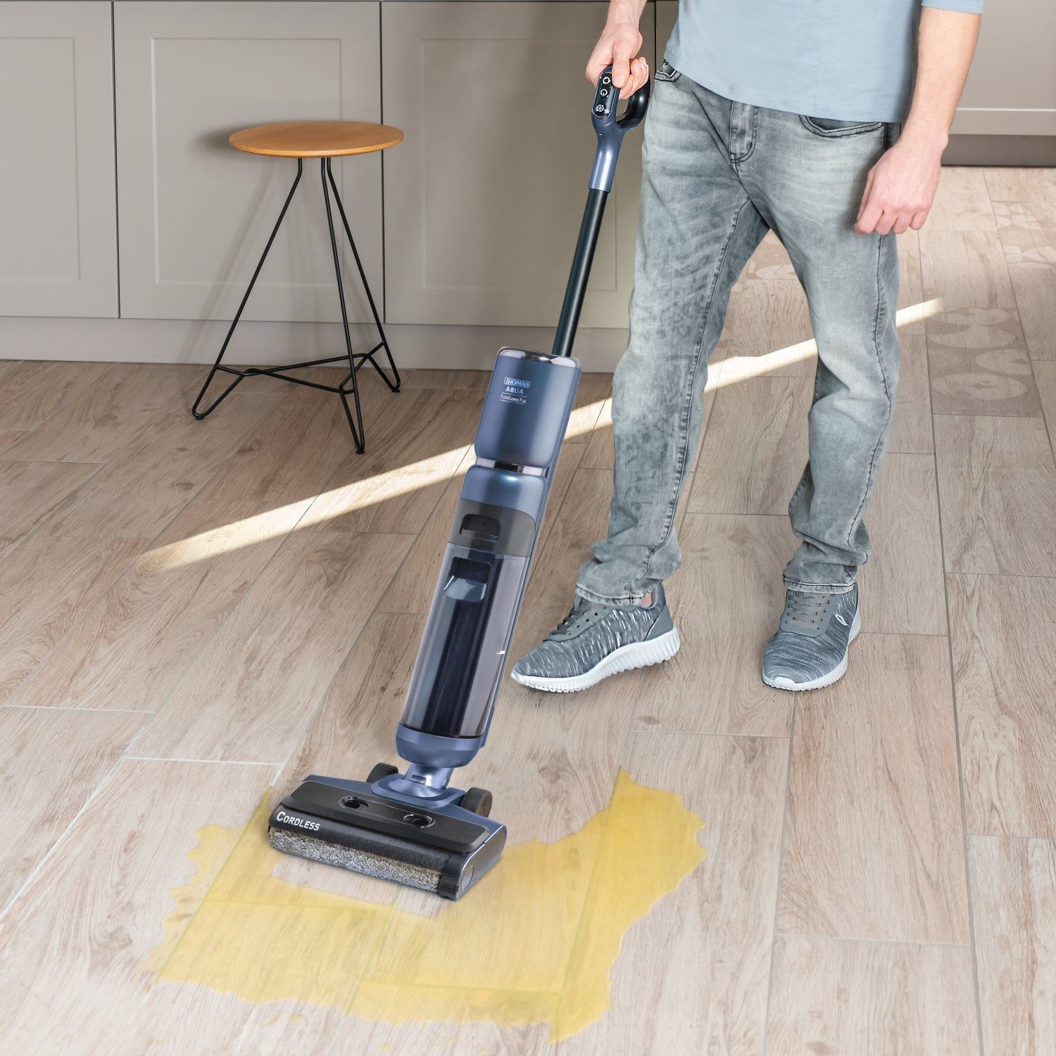 Thomas Akku-Saugwischer AQUA FloorCleaner Cordless Plus, 150,00 W, beutellos, 35 Min. Akkulaufzeit, zusätzliche Reinigungsrolle