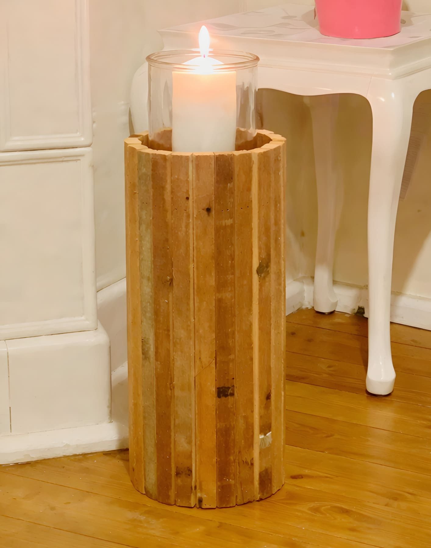 Dekoleidenschaft Bodenwindlicht Windlichtsäule "Rustikal" aus recyceltem Holz, Kerzensäule, Holzsäule, Dekosäule 49 cm hoch mit Kerzenglas, Kerzenhalter