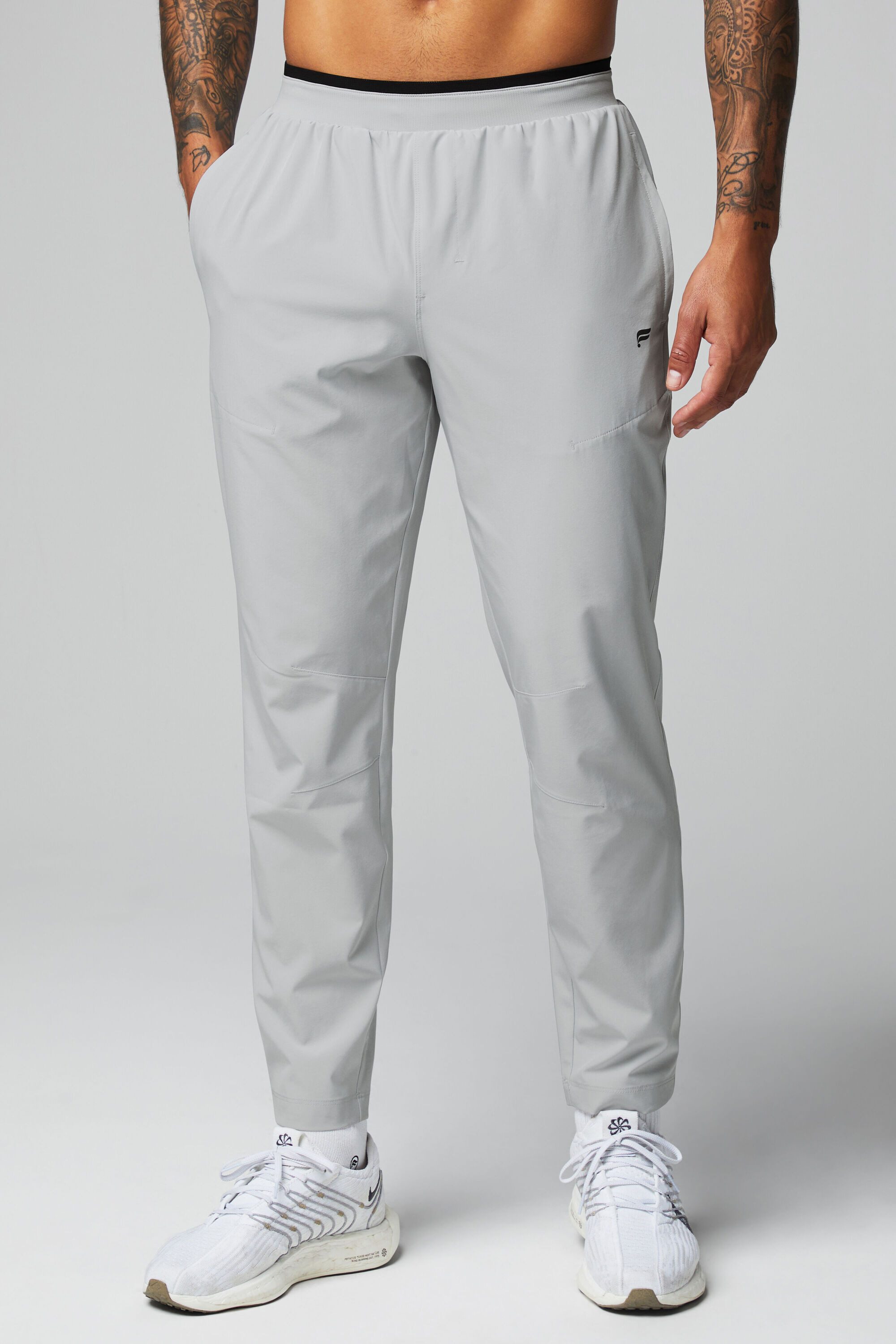 Fabletics Trainingshose The Fundamental Pant (1-tlg) aus Performance-Stoff und mit Reißverschlusstaschen