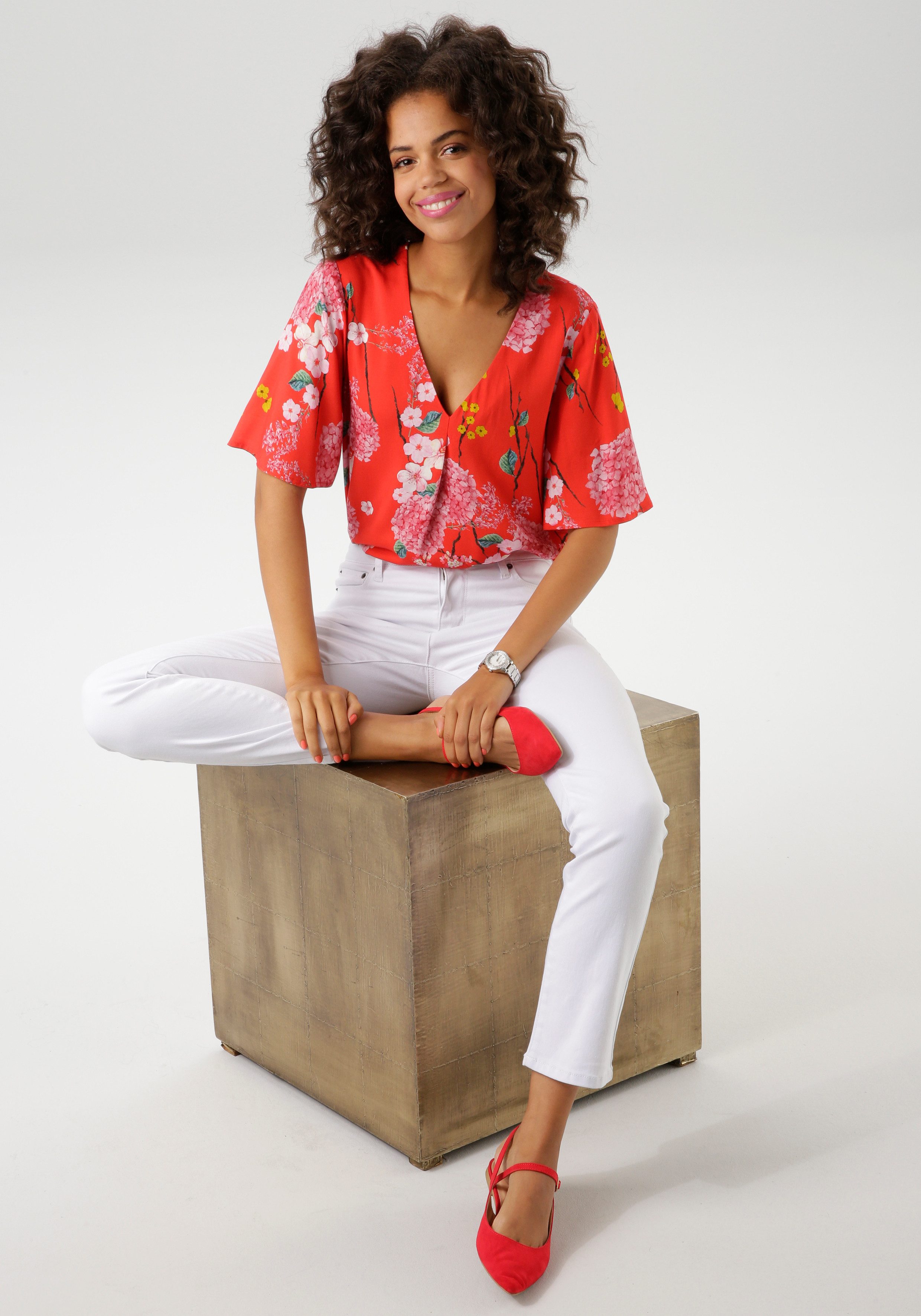 Aniston CASUAL Schlupfbluse mit farbharmonischem Blumendruck