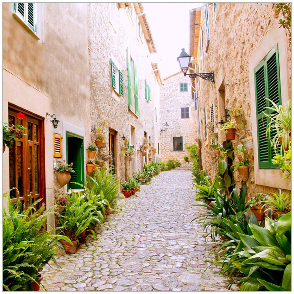 Wallario Tischplatte Südländische Gasse mit alten Häusern und grüner Oase (1 St), für Ikea Lack Tisch geeignet