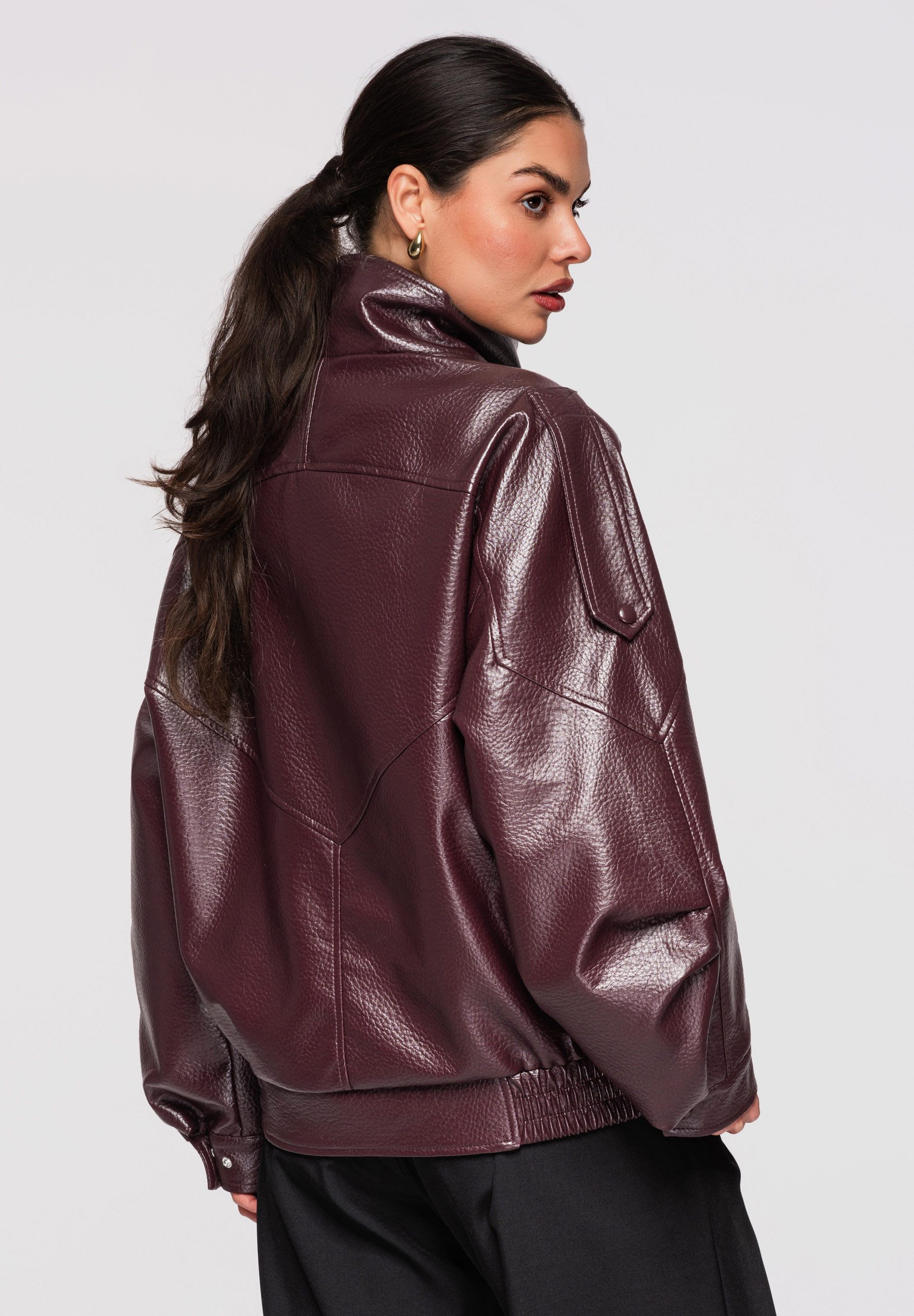 OMBRE Lederimitatjacke Damen Oversize Lederimitatjacke mit Stehkragen Bordeaux S/M (kein Set, 1-St) Asymmetrischer Verschluss, Strukturierte Oberfläche