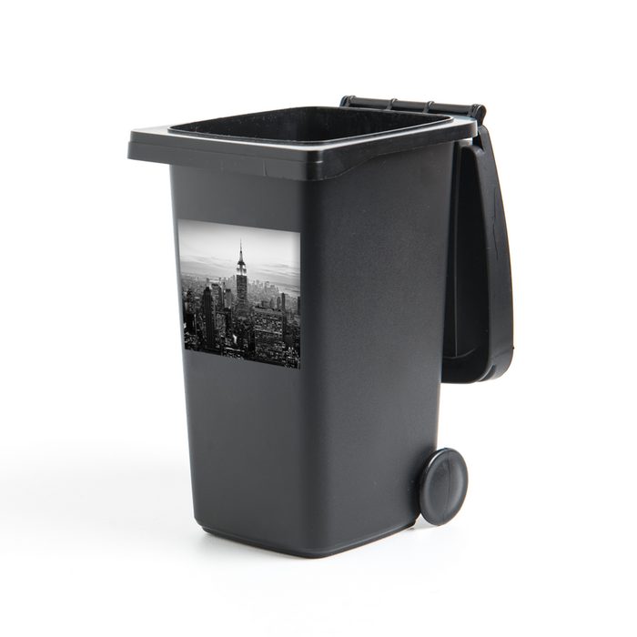 MuchoWow Wandsticker New York City Schwarz-Weiß-Fotodruck (1 St) Mülleimer-aufkleber Mülltonne Sticker Container Abfalbehälter