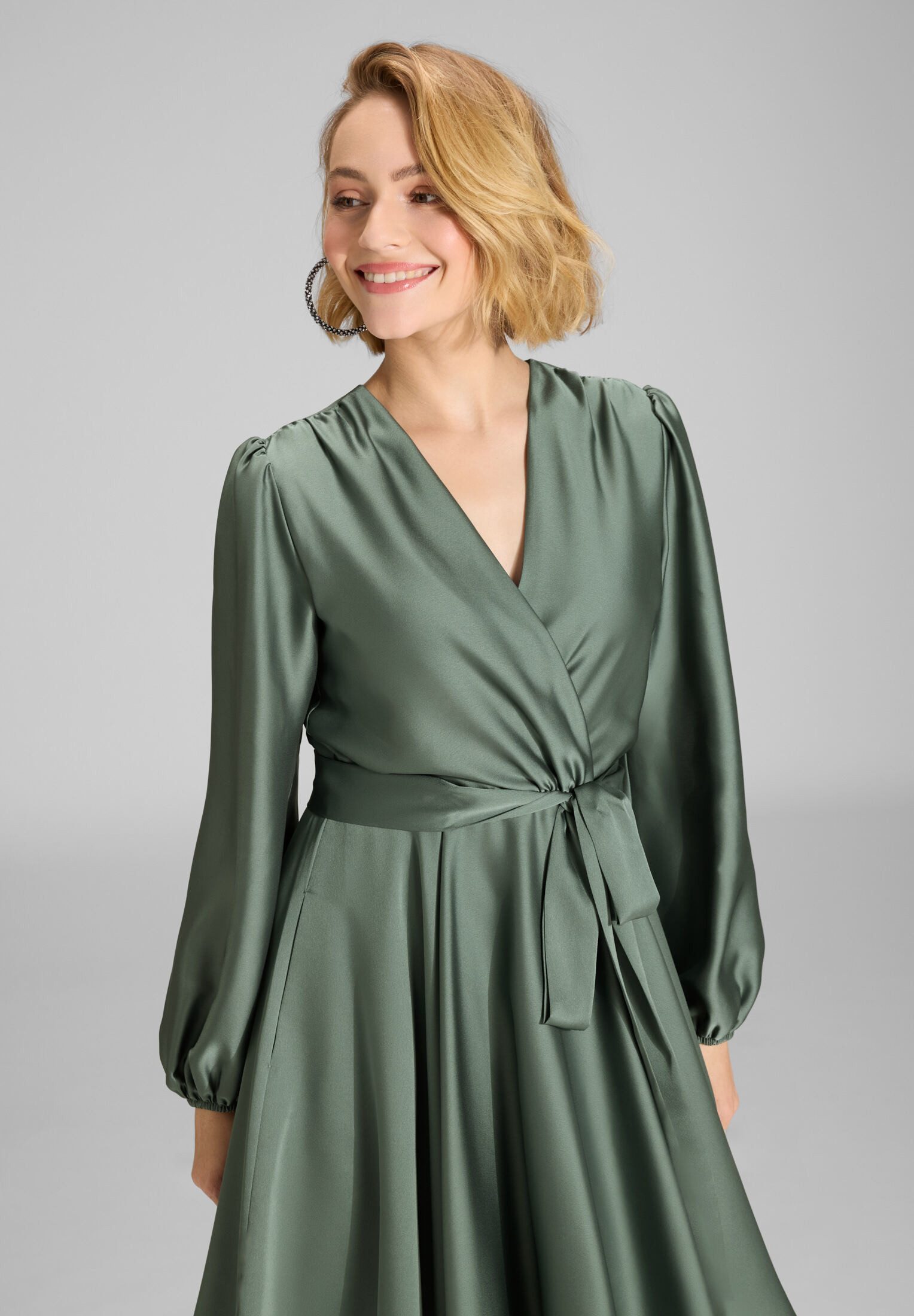 SWING Cocktailkleid Taillierter Schnitt mit ausgestelltem Rockteil