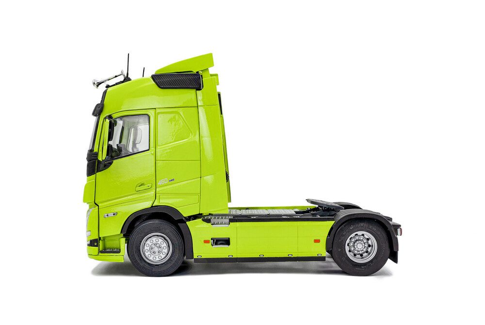 Solido Modellauto Volvo FH16 Globetrotter XL Zugmaschine 2023 neon grün, Maßstab 1:24