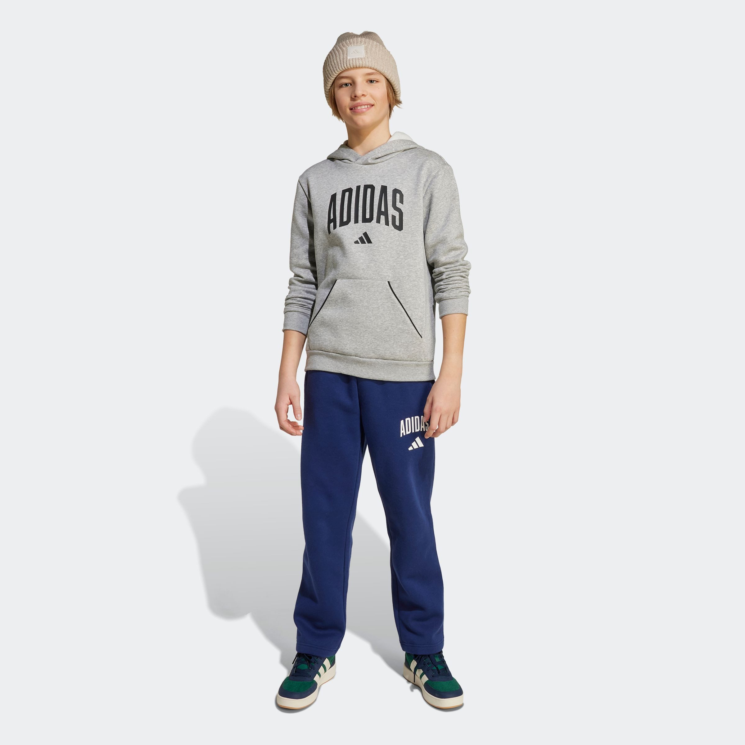 adidas Sportswear Sporthose SAISON ESSENTIALS COLLEGE TYPOGRAPHIE KINDER für Kinder und Teens, sportlicher Stil, mit Seitentaschen