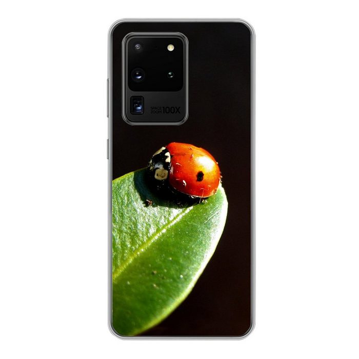 MuchoWow Handyhülle Marienkäfer Blatt schwarzer Hintergrund Phone Case Handyhülle Samsung Galaxy S20 Ultra Silikon Schutzhülle