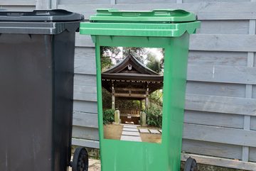 MuchoWow Wandsticker Kleiner Tempel am Waldrand in der japanischen Stadt Kobe (1 St), Mülleimer-aufkleber, Mülltonne, Sticker, Container, Abfalbehälter