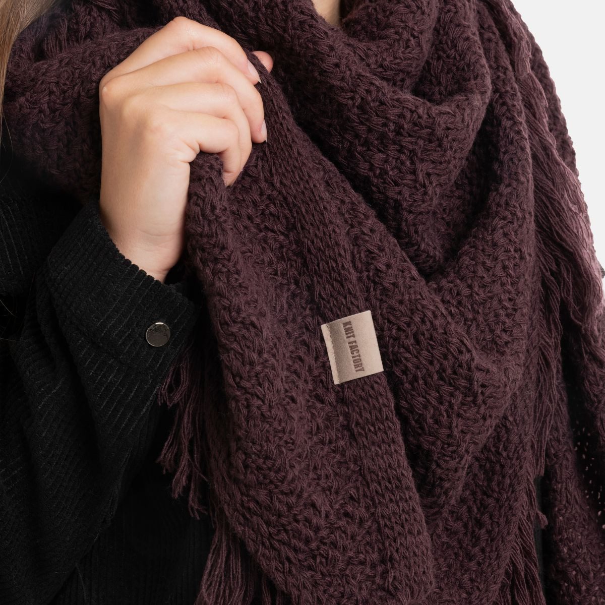 Knit Factory Strickschal Amber Dreiecksschal Midnight Plum, (1-St), Schal Halstuch Dreiecksschal Tuch Strickmode