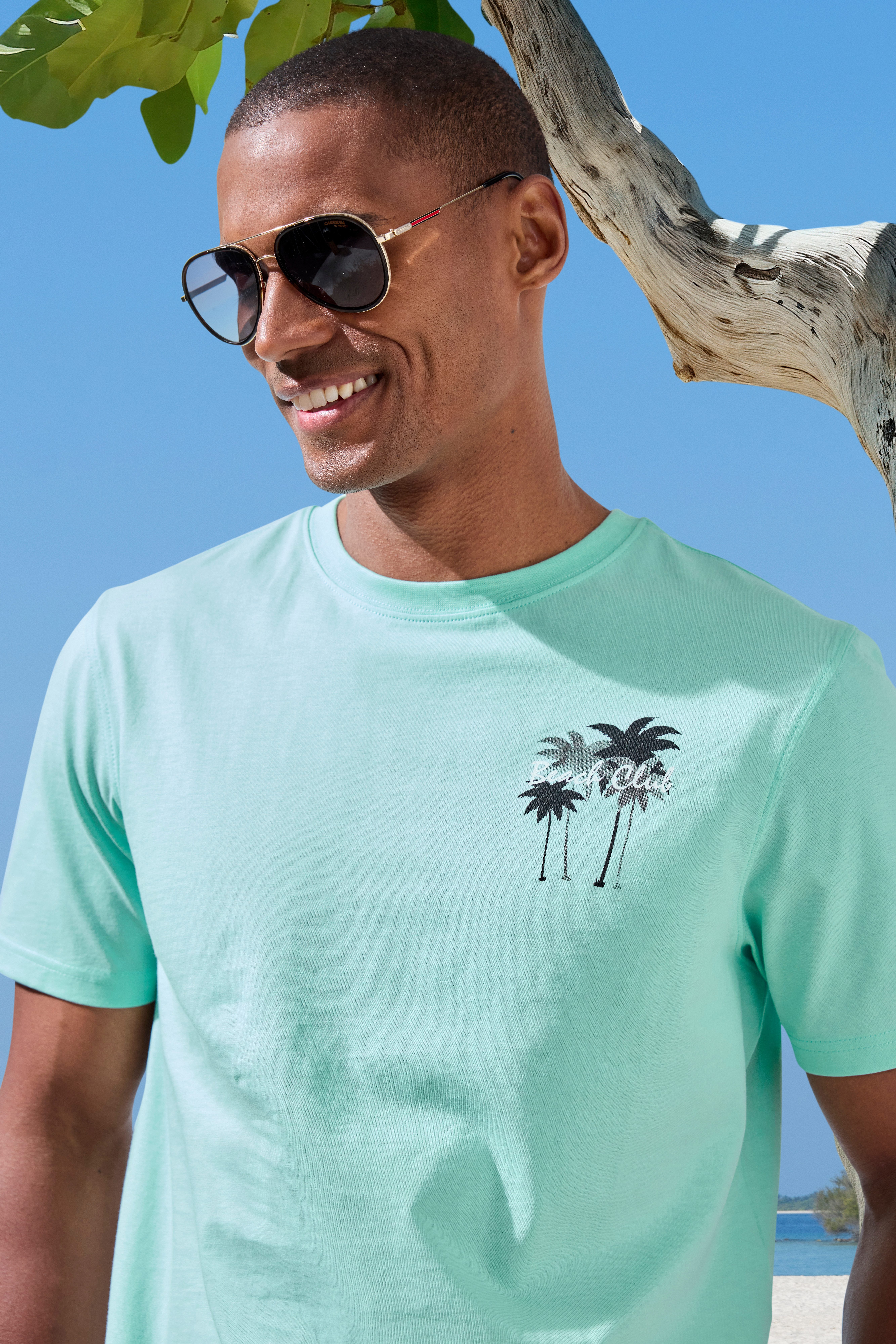 Beachtime T-Shirt, sommerliches Shirt mit modischem Palmen Print Regular-Fit, mit kleinem Print vorn und großem Print hinten