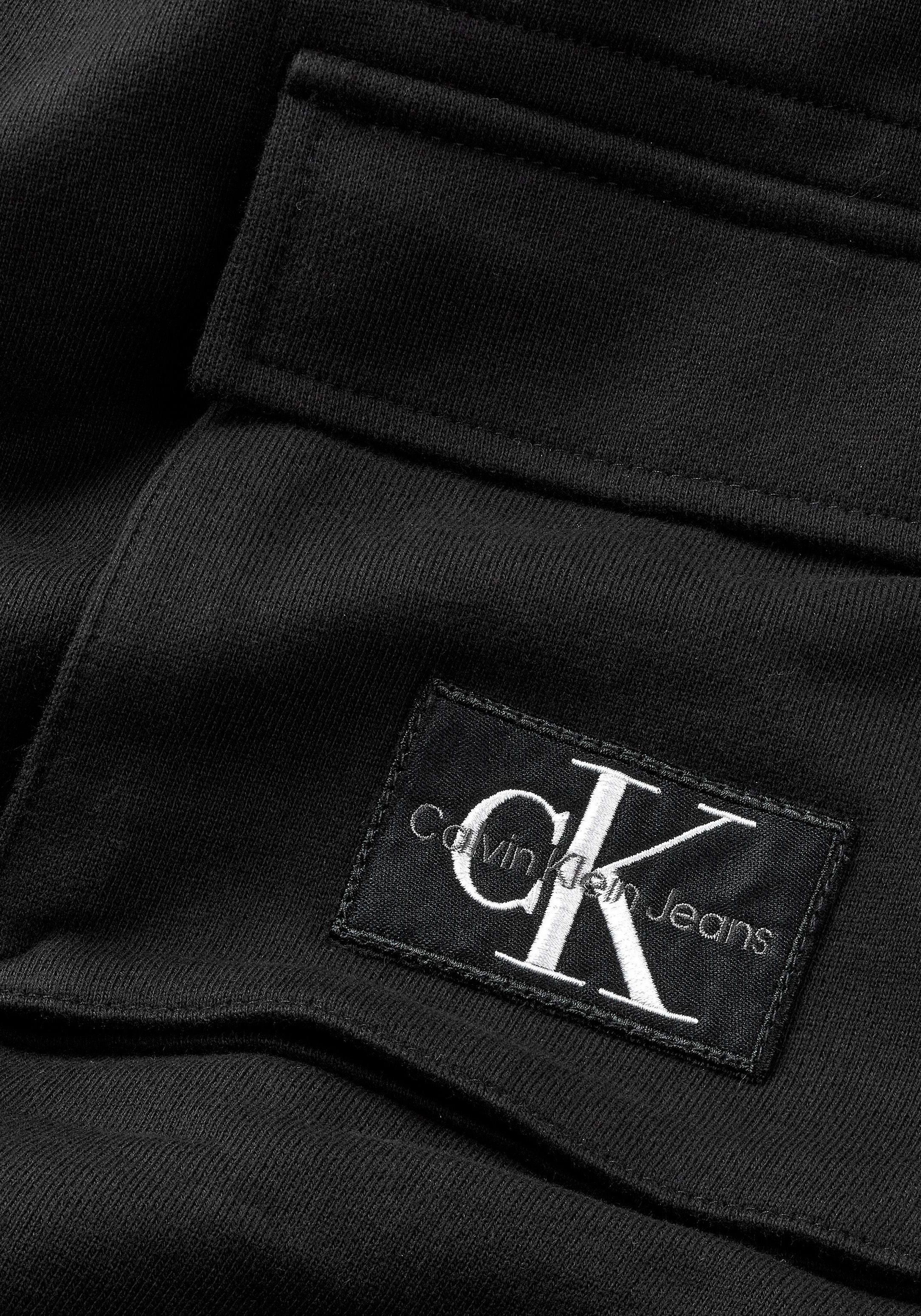 Calvin Klein Jeans Klein Cargotasche Calvin mit Logo-Badge der Cargohose auf