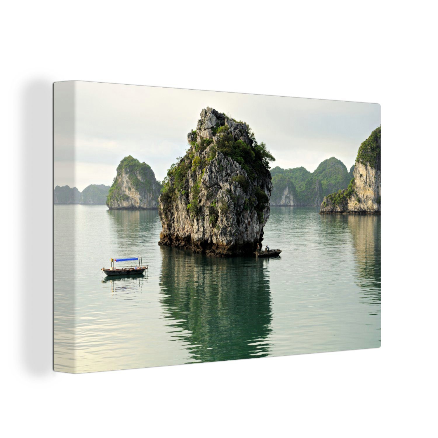 30x20 treibenden auf Vietnam, Fischerboot Leinwandbild Wandbild einem (1 OneMillionCanvasses® Ha Long Bay dem cm mit Leinwandbilder, Wasser in Wanddeko, St), Aufhängefertig,