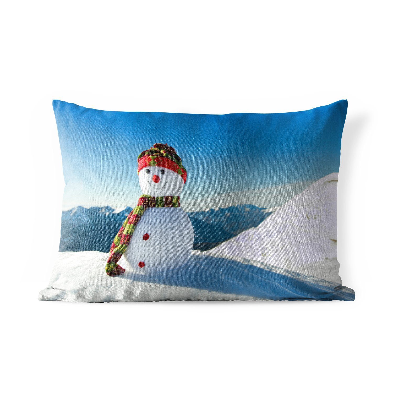 MuchoWow Dekokissen Eine Weihnachtspuppe in der verschneiten Landschaft im Winter, Outdoor-Dekorationskissen, Polyester, Dekokissenbezug, Kissenhülle