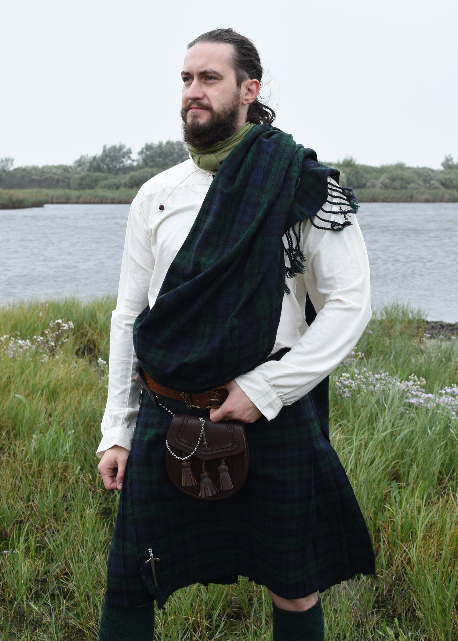 Battle Merchant Wikinger-Kostüm Schottenrock, 8 Yard Kilt mit Black Watch Tartan
