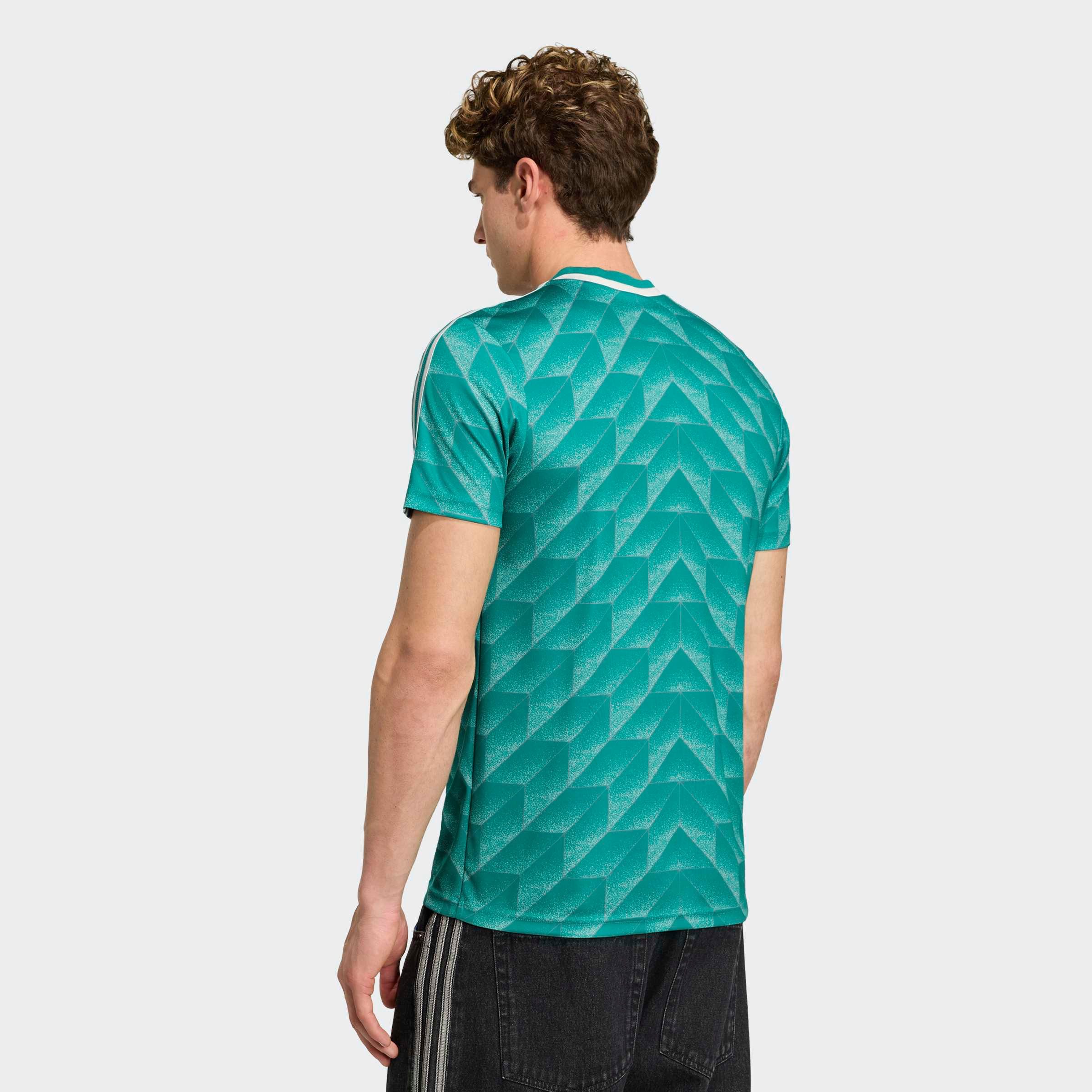 adidas Performance Fußballtrikot DFB A JSY 90 schmale Passform, mit V-Ausschnitt, Doppelstrick-Konstruktion