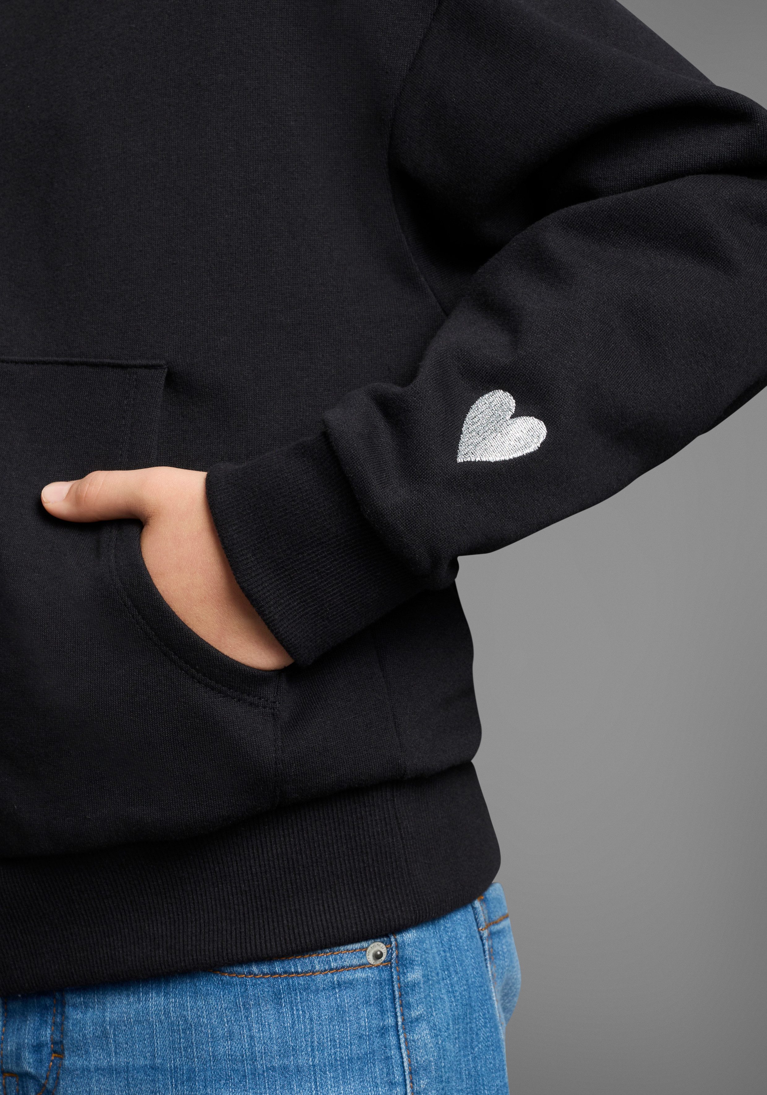 KIDSWORLD Kapuzensweatjacke Lässige Sweatjacke mit kleinem Logo Lockere Form