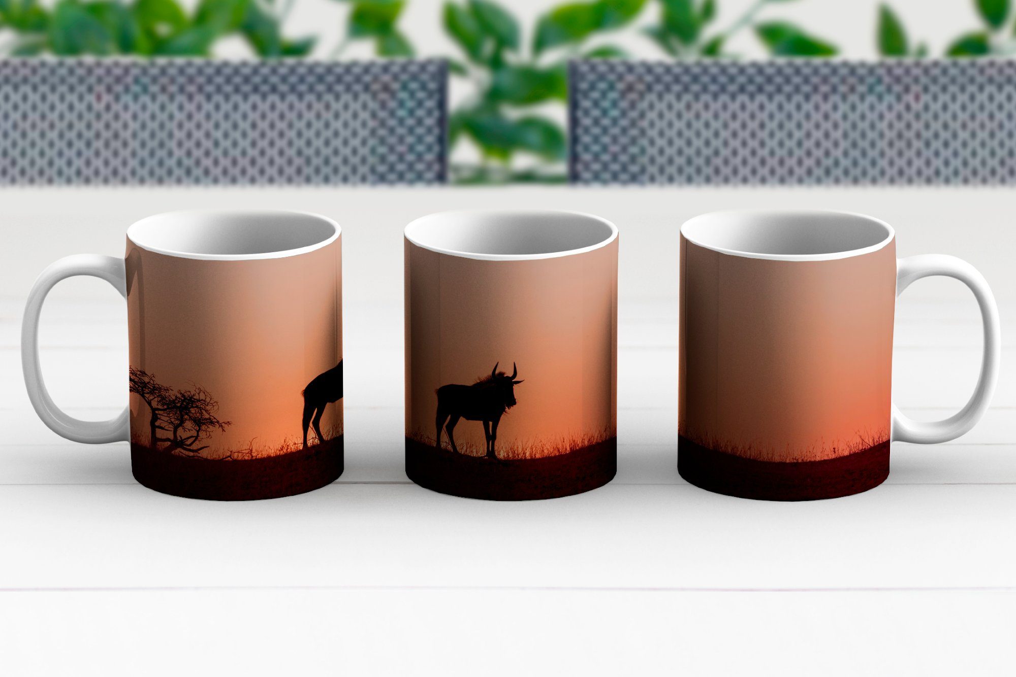 Kaffeetassen, Teetasse, Keramik, Geschenk MuchoWow Teetasse, Sonnenuntergang, eines Silhouette Becher, Gnus bei Tasse