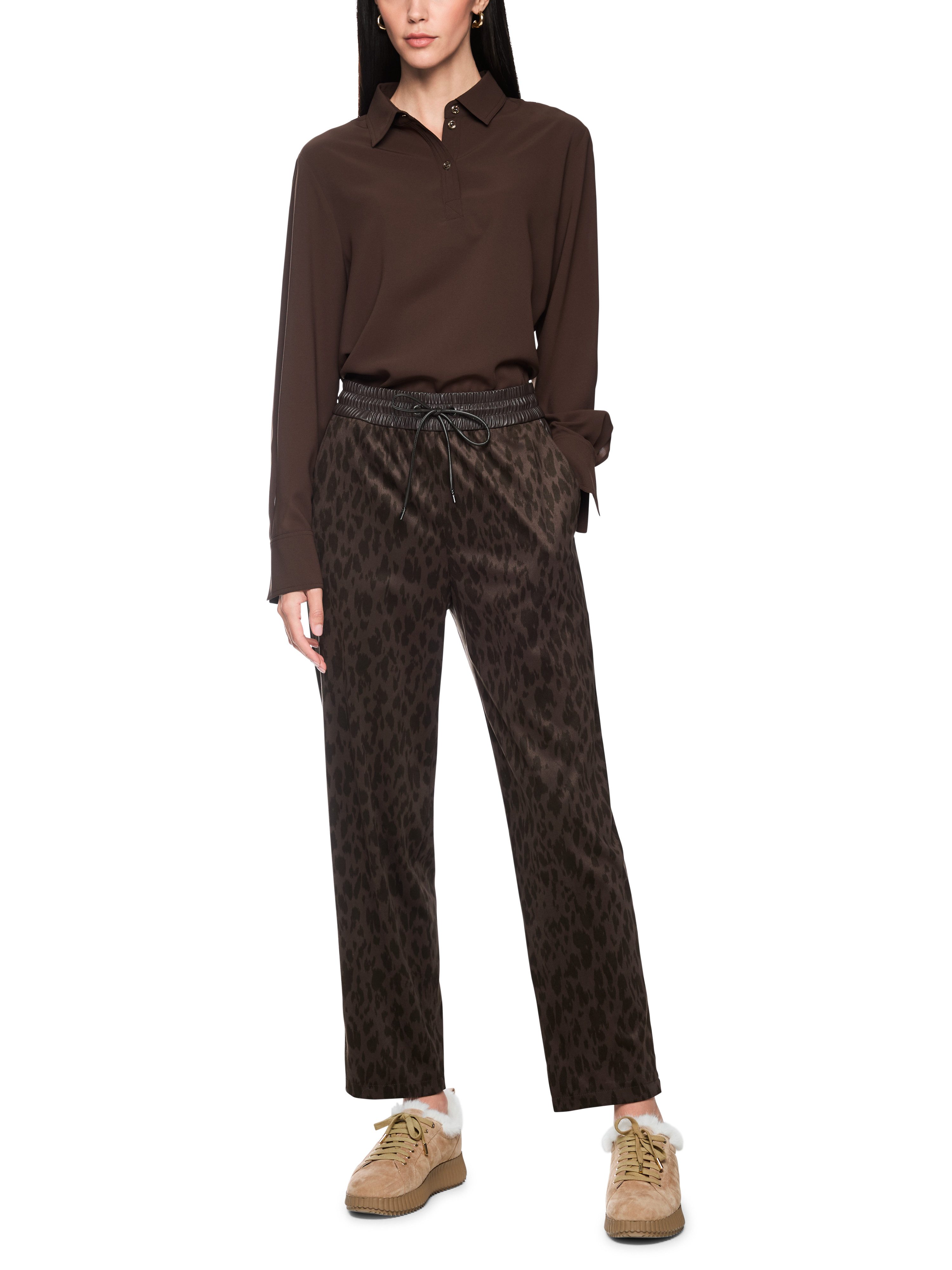 Marc Cain Schlupfhose Winter Wilds Premium Damenmode Model RANCHI im Relaxed Fit mit Leo-Print, hohe Leibhöhe – Bild 4 von 5