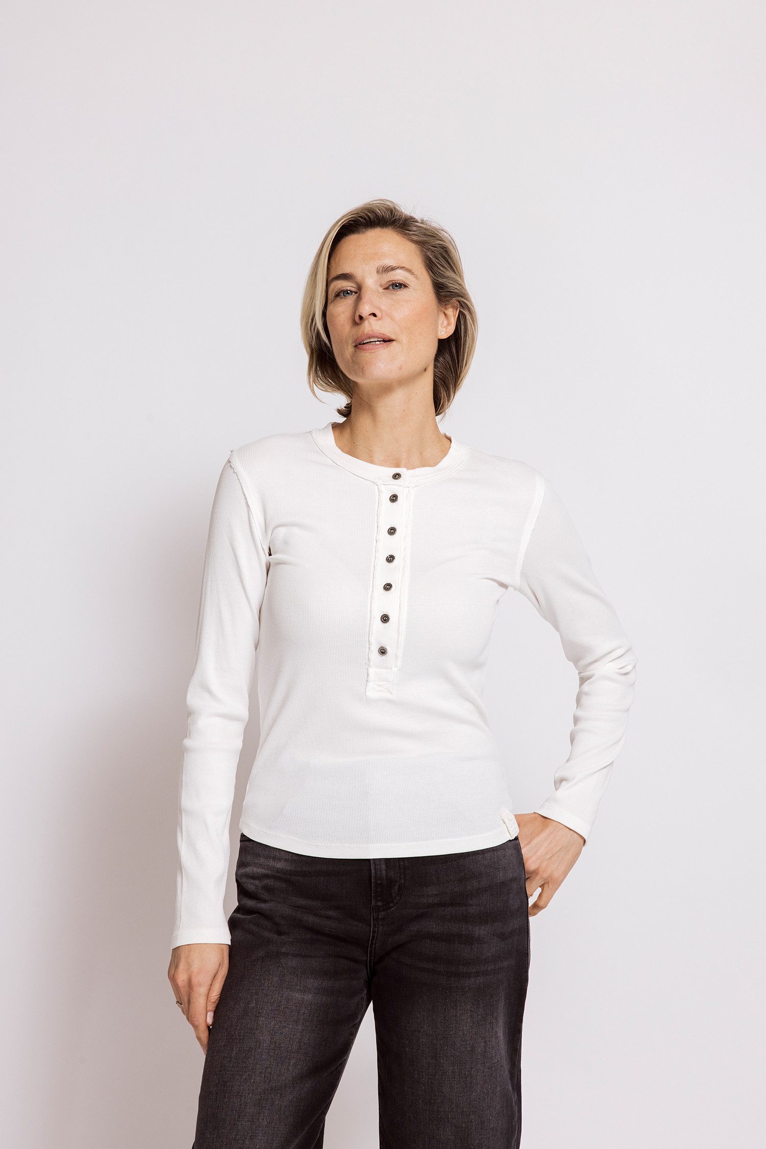 Zhrill Langarmshirt NAMI bequeme Passform, unifarben, offene Kanten