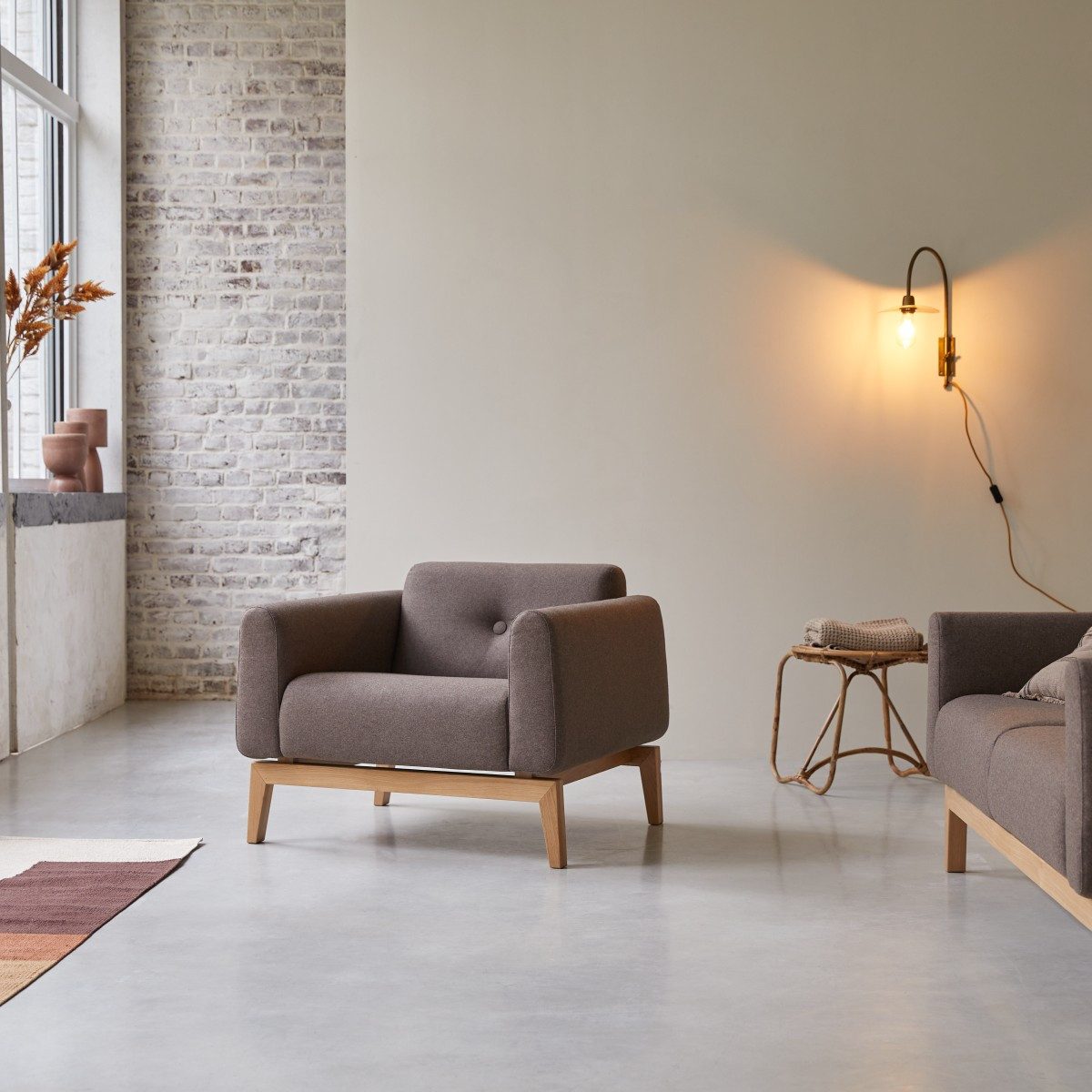 Tikamoon Sessel Sessel Bjorn mit massivem Eichenholzgestell und braunem Stoffbezug,1-