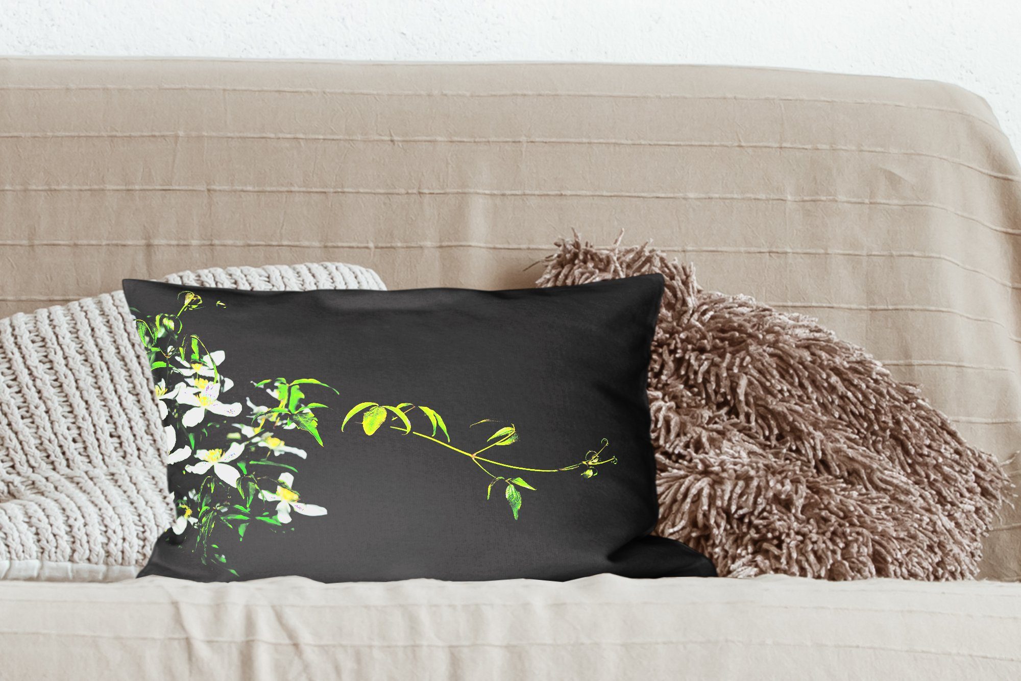 einer auf Dekoration, Ein kriechender Clematis Dekokissen Zierkissen, MuchoWow Füllung, Zweig mit Hintergrund, Schlafzimmer Dekokissen weißen schwarzem Wohzimmer