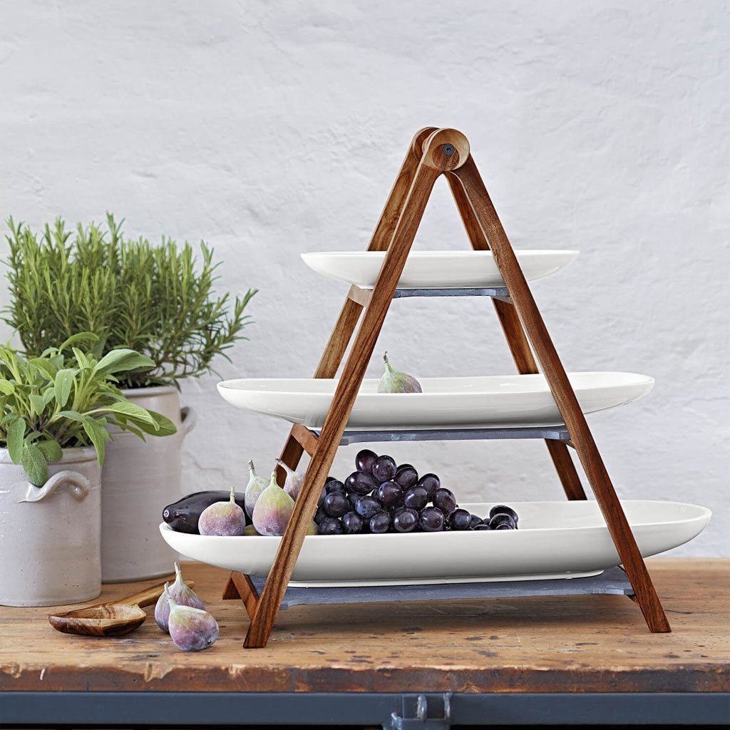 Villeroy & Boch Etagere Artesano Original Eye Catcherset, Massivholz, Porzellan, (Set, 4-tlg., je 1 Olivenschale 28cm, Baguetteschale 44cm, Obstschale 55cm, Etagere), Geeignet für Obst, Baguette oder Antipasti