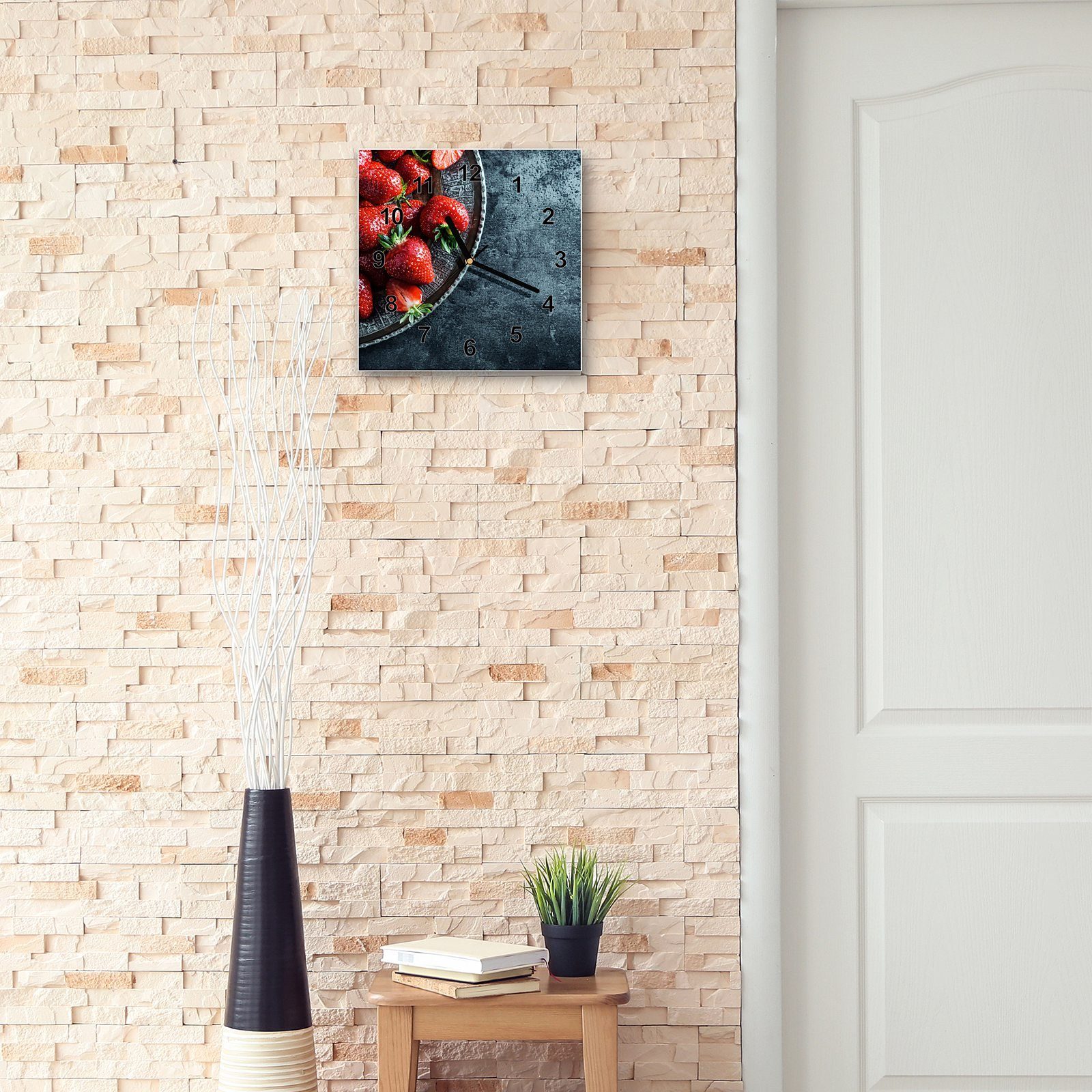 Primedeco Wanduhr Glasuhr Wanduhr auf cm mit 30 Größe 30 Wandkunst x Teller Motiv Erdbeeren
