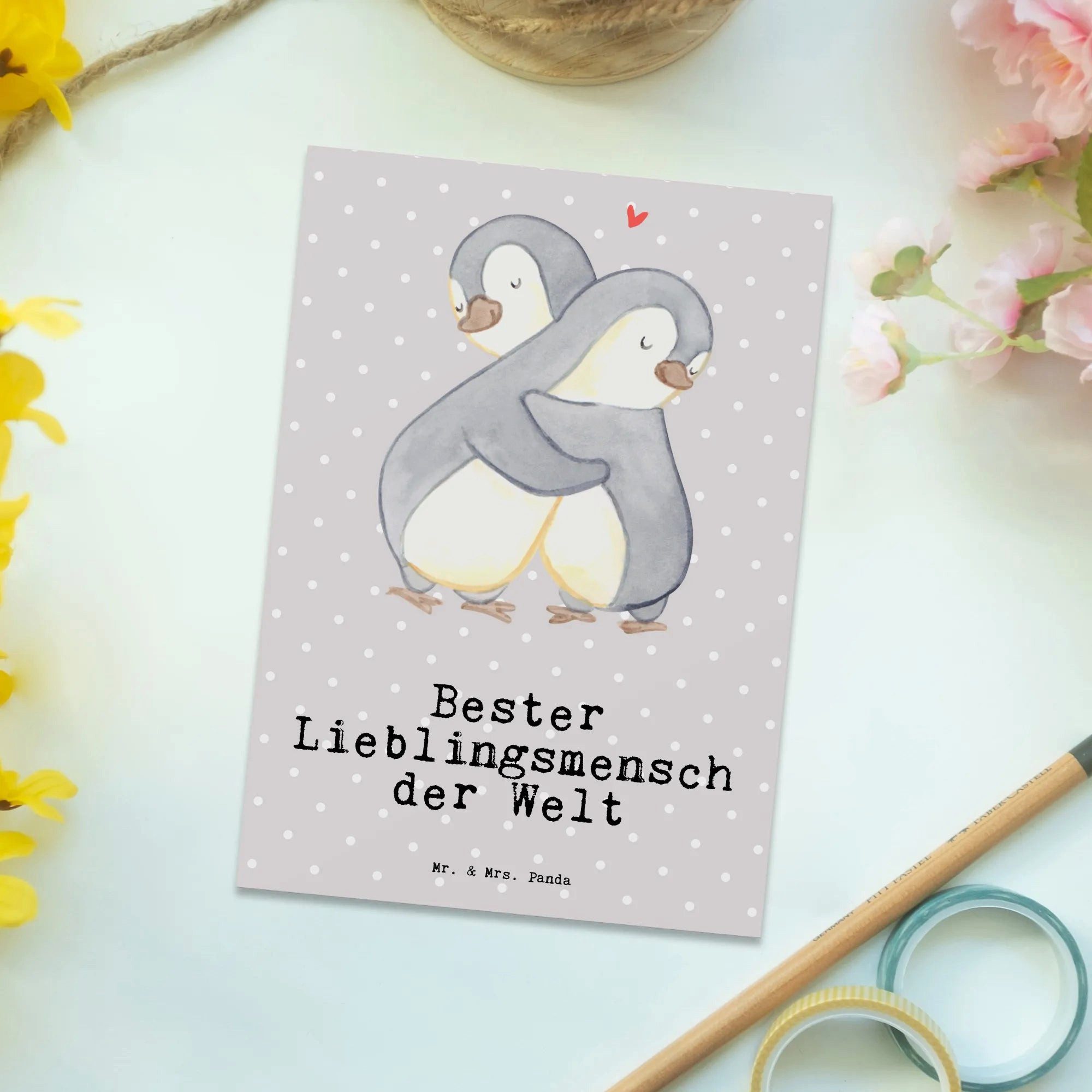 Thumbnail - Mr. & Mrs. Panda Postkarte Pinguin Bester Lieblingsmensch der Welt - Grau Pastell - Geschenk, Mi, Charmante Designs