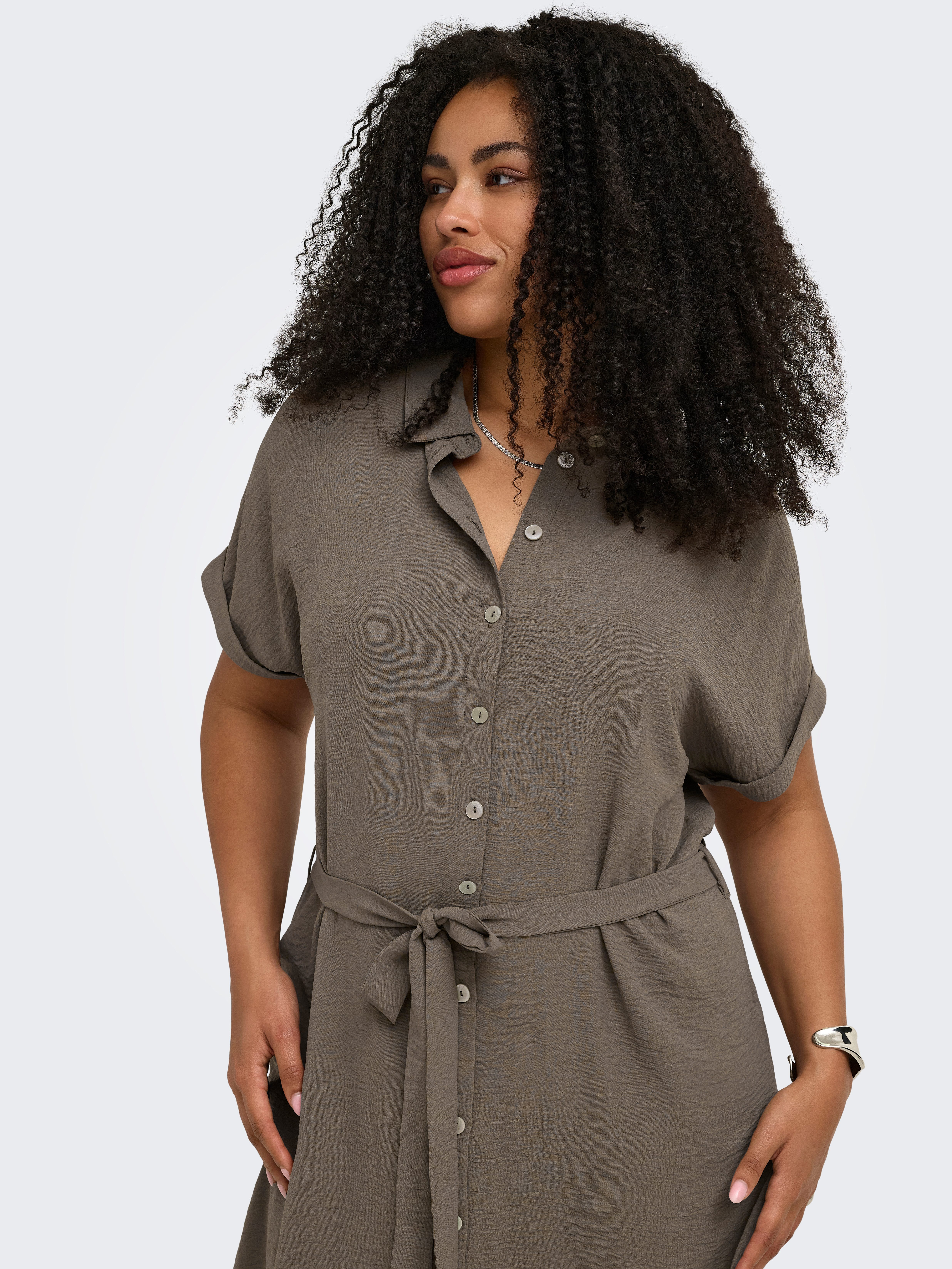 ONLY CARMAKOMA Hemdblusenkleid CARMETTA S/S V-NECK SH DRESS WVN NOOS Sommerkleid mit Kurzarm, Taillen-Bindegürtel, normaler Fit