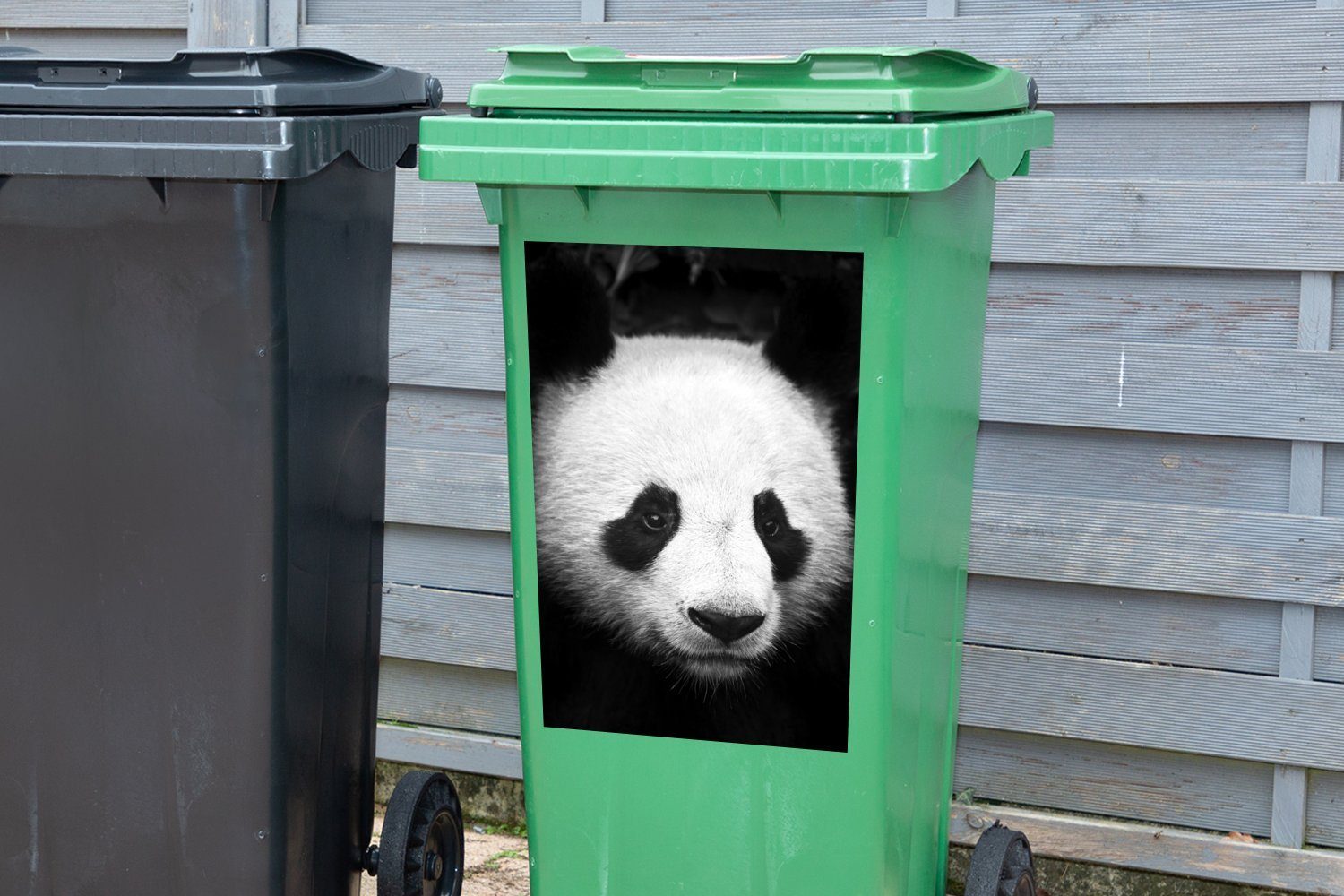 MuchoWow Wandsticker Nahaufnahme eines Abfalbehälter schwarz Mülltonne, (1 Mülleimer-aufkleber, Pandas Sticker, - St), Container, und weiß
