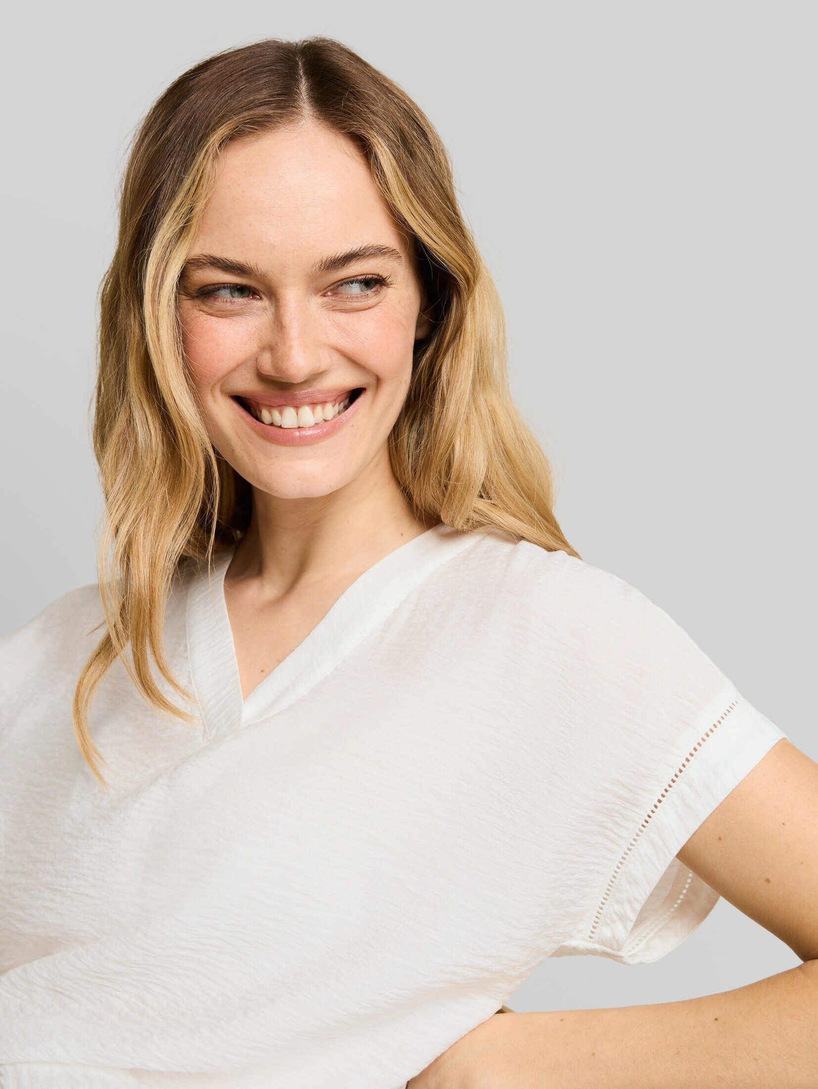 TOM TAILOR Kurzarmbluse Blusen & Shirts Loose Fit Bluse mit V-Ausschnitt – Bild 4 von 5