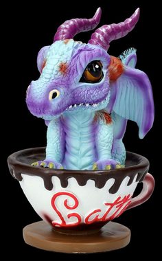 Figuren Shop GmbH Fantasy-Figur Drachenfigur in Tasse - Latte mit Eugene - Fantasy Dekofigur Drache