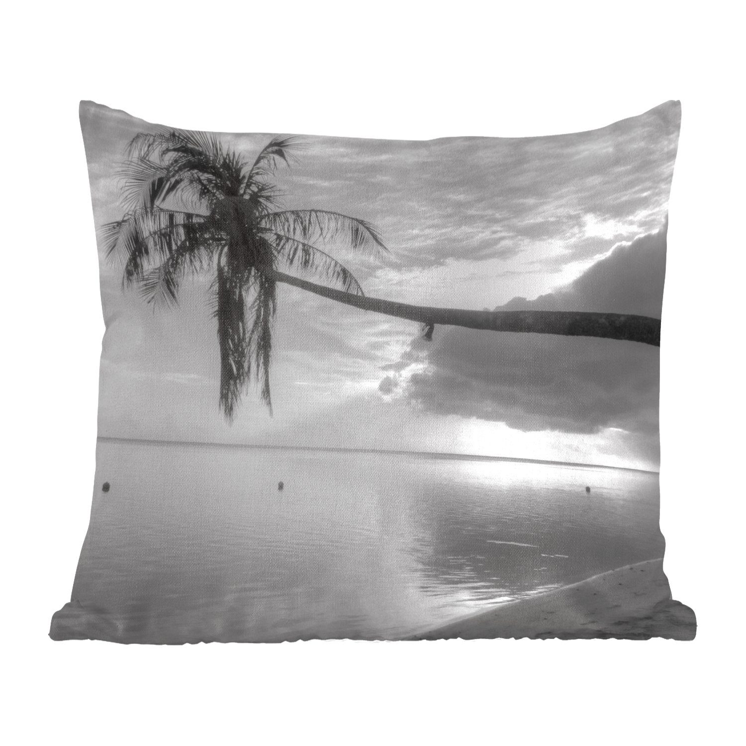 MuchoWow Dekokissen Überhängende Palme am Strand von Mo'orea in schwarz-weiß, Zierkissen mit Füllung für Wohzimmer, Schlafzimmer, Deko, Sofakissen